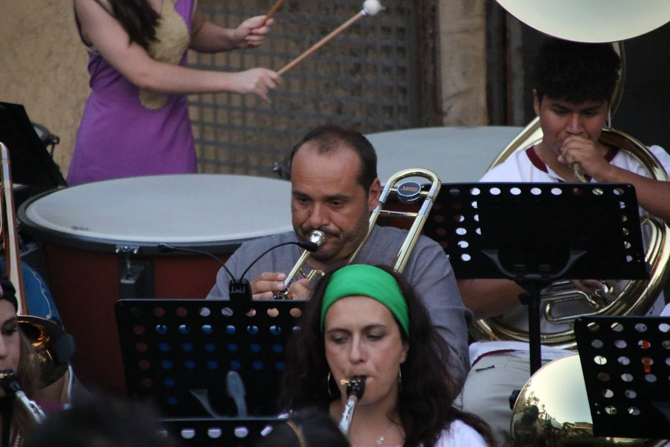 La música y el espectáculo marcaron, ayer, la despedida del XVI Festival Templario. La Asociación Musical Jerez de los Caballeros, bajo la dirección de David Carrasco y Antonio Amaro, fue la encargada de poner el broche final a esta edición del Festival con su tradicional concierto en el auditorio de la Plaza de la Alcazaba. El público asistente disfrutó con las 11 obras que interpretaron y no dudaron en ovacionarles. Carrasco agradeció, un año más, su presencia y confianza en la Asociación.