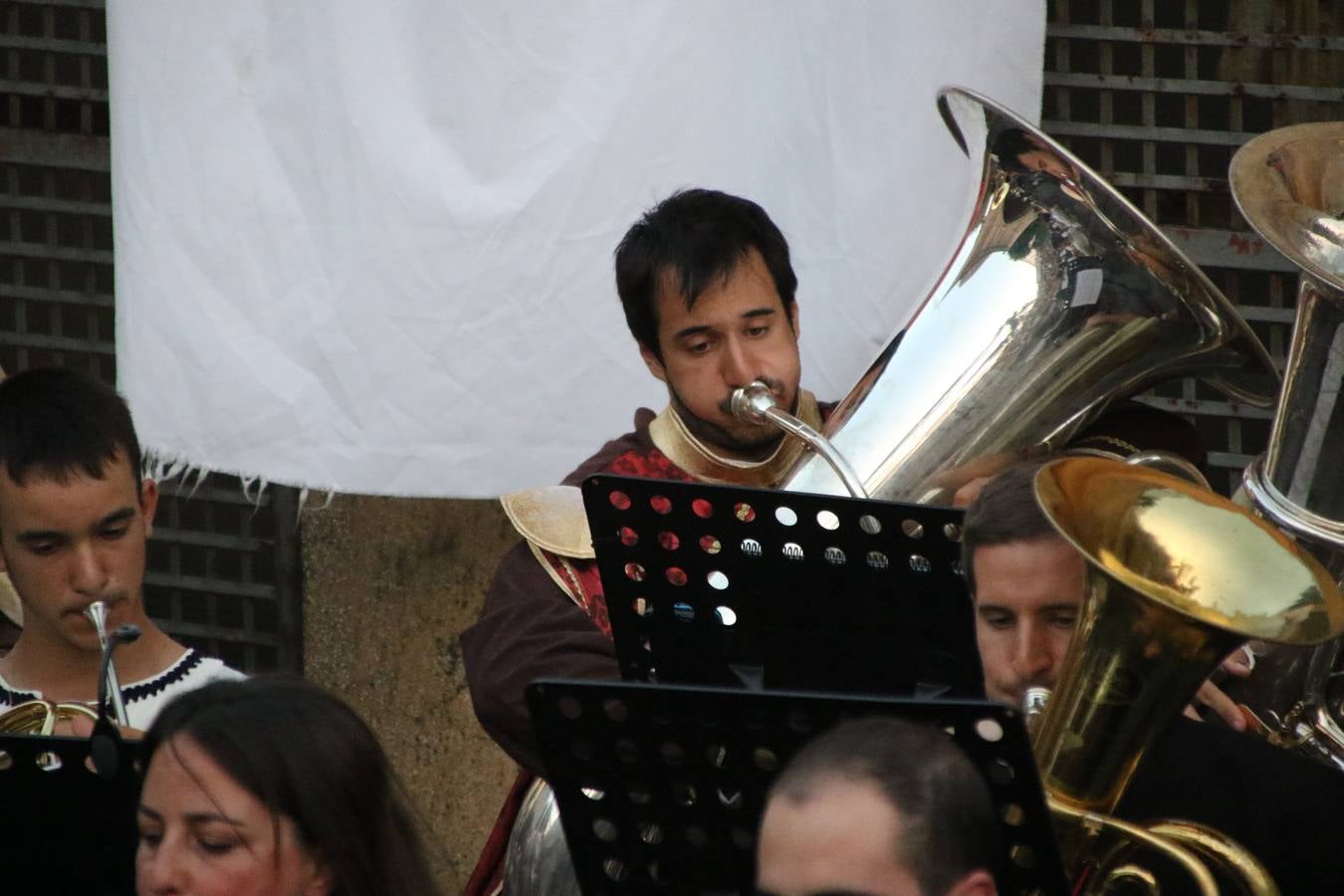 La música y el espectáculo marcaron, ayer, la despedida del XVI Festival Templario. La Asociación Musical Jerez de los Caballeros, bajo la dirección de David Carrasco y Antonio Amaro, fue la encargada de poner el broche final a esta edición del Festival con su tradicional concierto en el auditorio de la Plaza de la Alcazaba. El público asistente disfrutó con las 11 obras que interpretaron y no dudaron en ovacionarles. Carrasco agradeció, un año más, su presencia y confianza en la Asociación.