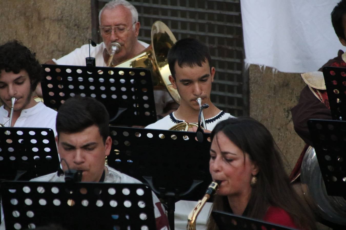 La música y el espectáculo marcaron, ayer, la despedida del XVI Festival Templario. La Asociación Musical Jerez de los Caballeros, bajo la dirección de David Carrasco y Antonio Amaro, fue la encargada de poner el broche final a esta edición del Festival con su tradicional concierto en el auditorio de la Plaza de la Alcazaba. El público asistente disfrutó con las 11 obras que interpretaron y no dudaron en ovacionarles. Carrasco agradeció, un año más, su presencia y confianza en la Asociación.