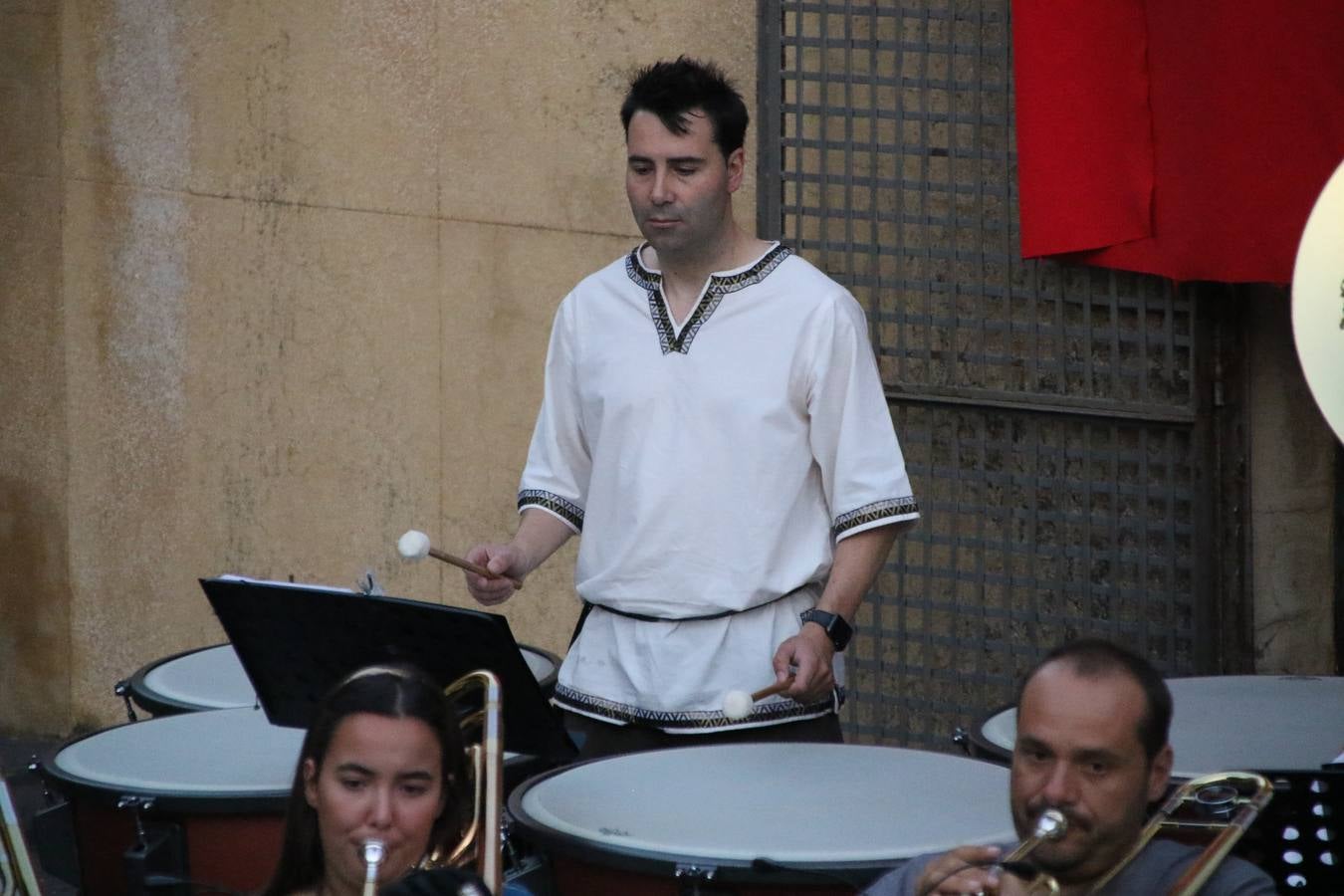 La música y el espectáculo marcaron, ayer, la despedida del XVI Festival Templario. La Asociación Musical Jerez de los Caballeros, bajo la dirección de David Carrasco y Antonio Amaro, fue la encargada de poner el broche final a esta edición del Festival con su tradicional concierto en el auditorio de la Plaza de la Alcazaba. El público asistente disfrutó con las 11 obras que interpretaron y no dudaron en ovacionarles. Carrasco agradeció, un año más, su presencia y confianza en la Asociación.