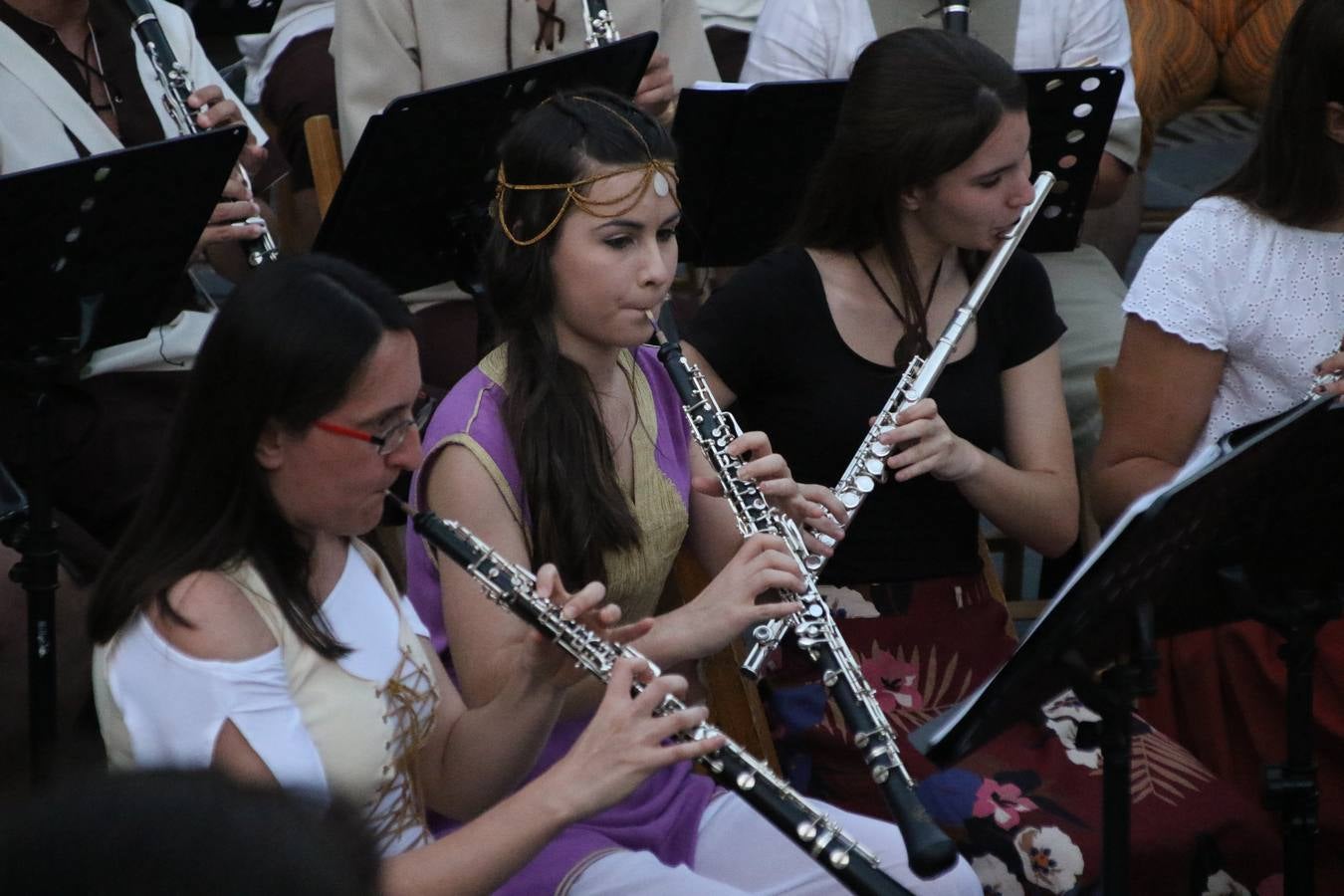 La música y el espectáculo marcaron, ayer, la despedida del XVI Festival Templario. La Asociación Musical Jerez de los Caballeros, bajo la dirección de David Carrasco y Antonio Amaro, fue la encargada de poner el broche final a esta edición del Festival con su tradicional concierto en el auditorio de la Plaza de la Alcazaba. El público asistente disfrutó con las 11 obras que interpretaron y no dudaron en ovacionarles. Carrasco agradeció, un año más, su presencia y confianza en la Asociación.