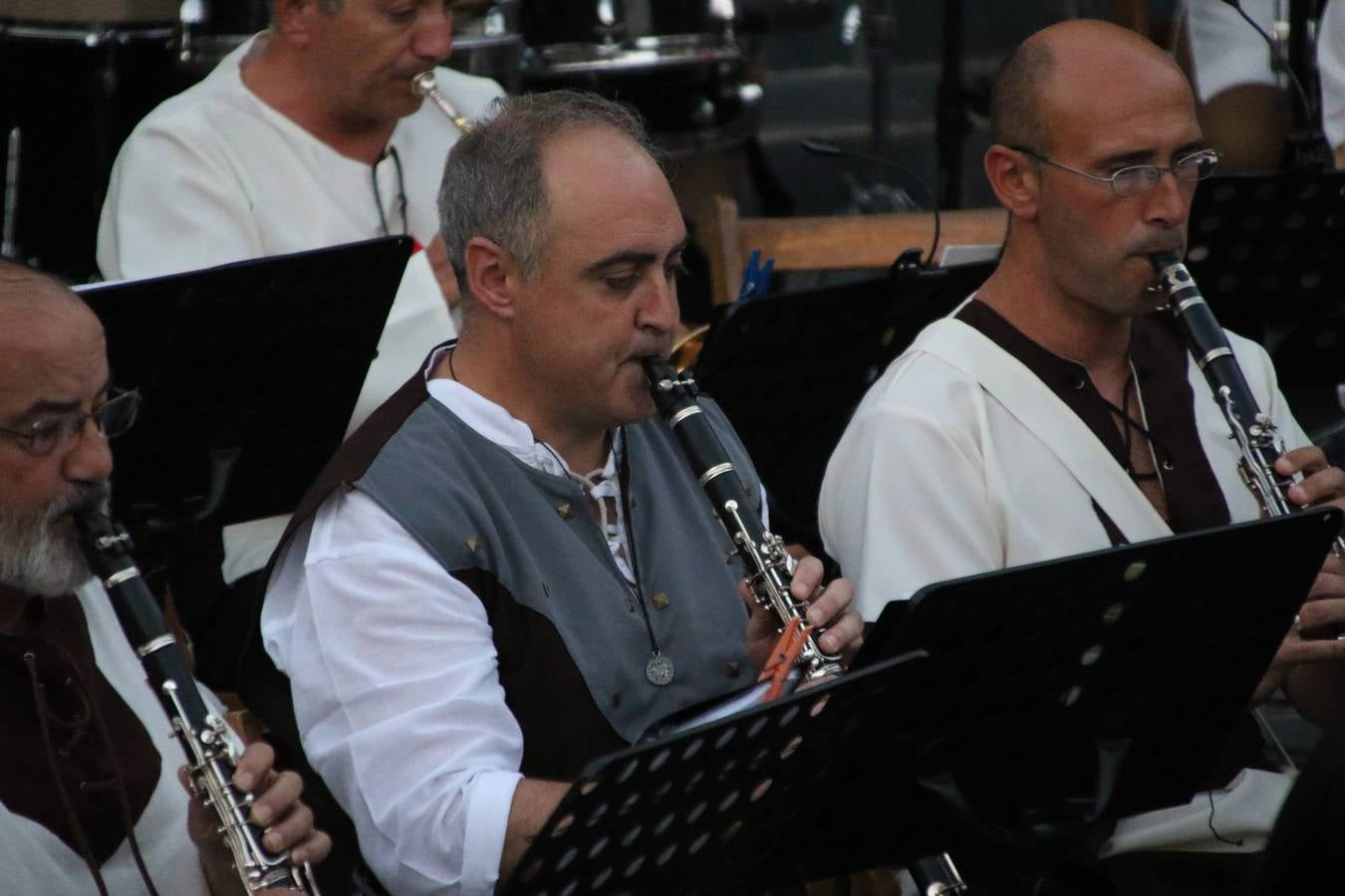 La música y el espectáculo marcaron, ayer, la despedida del XVI Festival Templario. La Asociación Musical Jerez de los Caballeros, bajo la dirección de David Carrasco y Antonio Amaro, fue la encargada de poner el broche final a esta edición del Festival con su tradicional concierto en el auditorio de la Plaza de la Alcazaba. El público asistente disfrutó con las 11 obras que interpretaron y no dudaron en ovacionarles. Carrasco agradeció, un año más, su presencia y confianza en la Asociación.