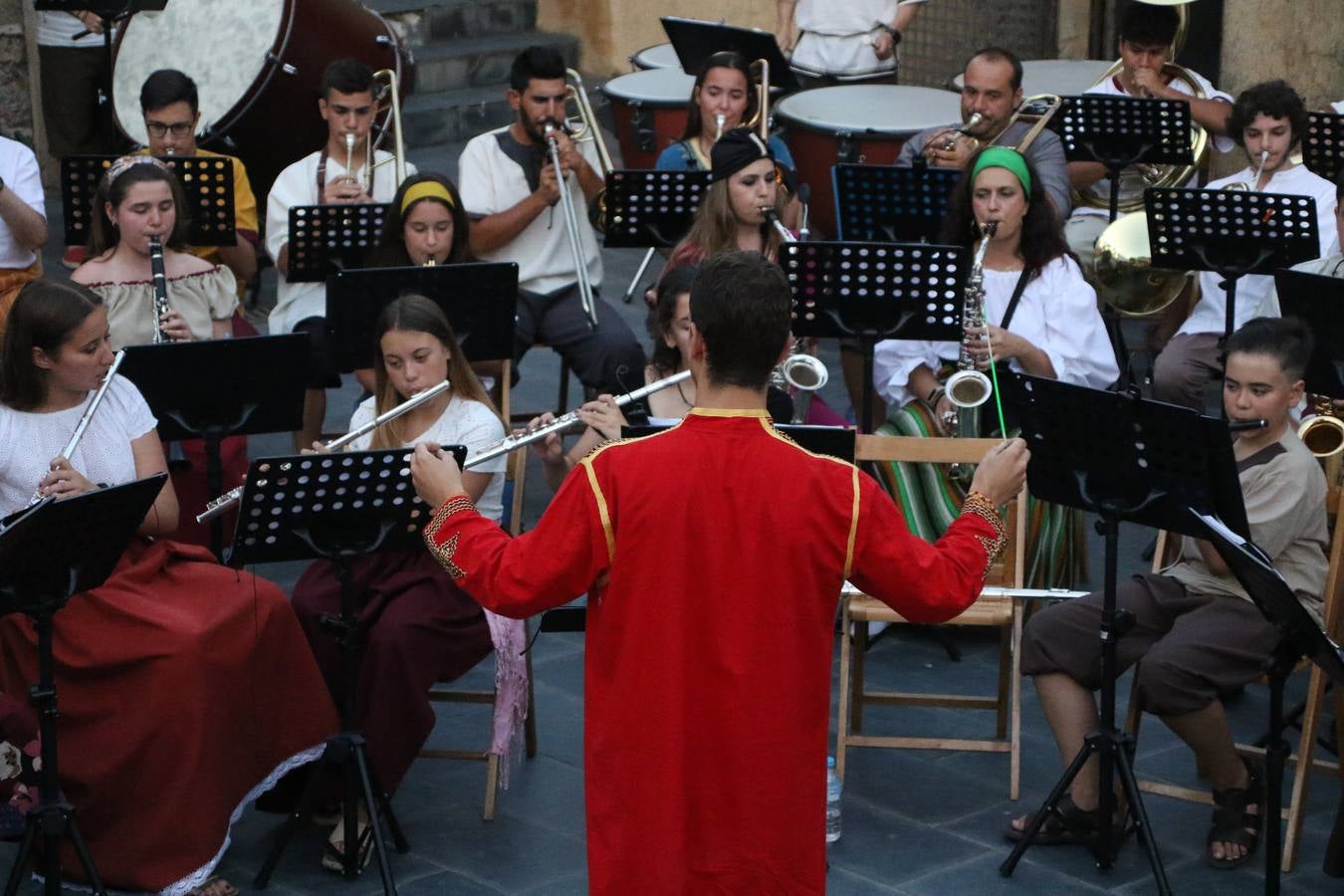 La música y el espectáculo marcaron, ayer, la despedida del XVI Festival Templario. La Asociación Musical Jerez de los Caballeros, bajo la dirección de David Carrasco y Antonio Amaro, fue la encargada de poner el broche final a esta edición del Festival con su tradicional concierto en el auditorio de la Plaza de la Alcazaba. El público asistente disfrutó con las 11 obras que interpretaron y no dudaron en ovacionarles. Carrasco agradeció, un año más, su presencia y confianza en la Asociación.