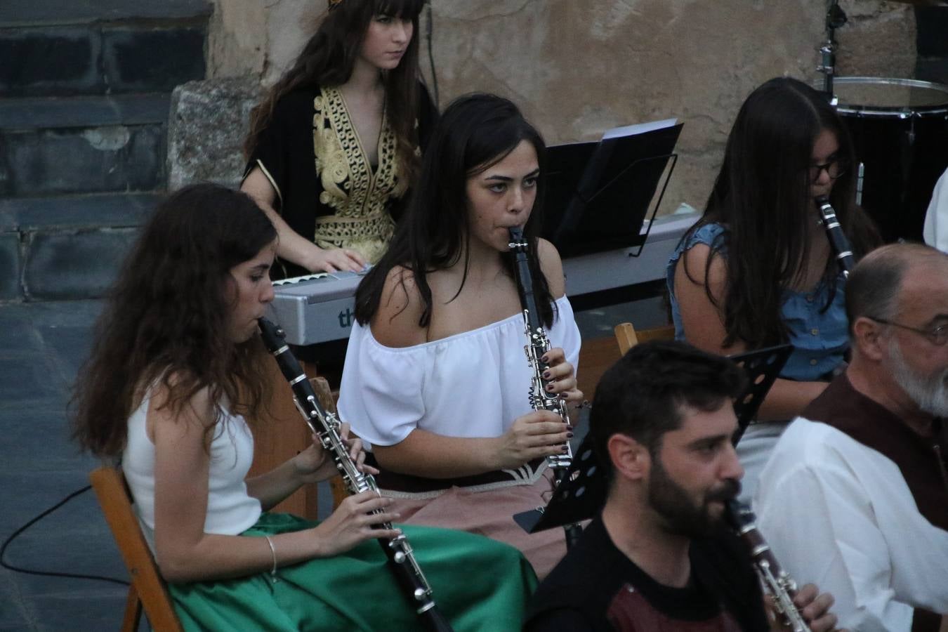 La música y el espectáculo marcaron, ayer, la despedida del XVI Festival Templario. La Asociación Musical Jerez de los Caballeros, bajo la dirección de David Carrasco y Antonio Amaro, fue la encargada de poner el broche final a esta edición del Festival con su tradicional concierto en el auditorio de la Plaza de la Alcazaba. El público asistente disfrutó con las 11 obras que interpretaron y no dudaron en ovacionarles. Carrasco agradeció, un año más, su presencia y confianza en la Asociación.