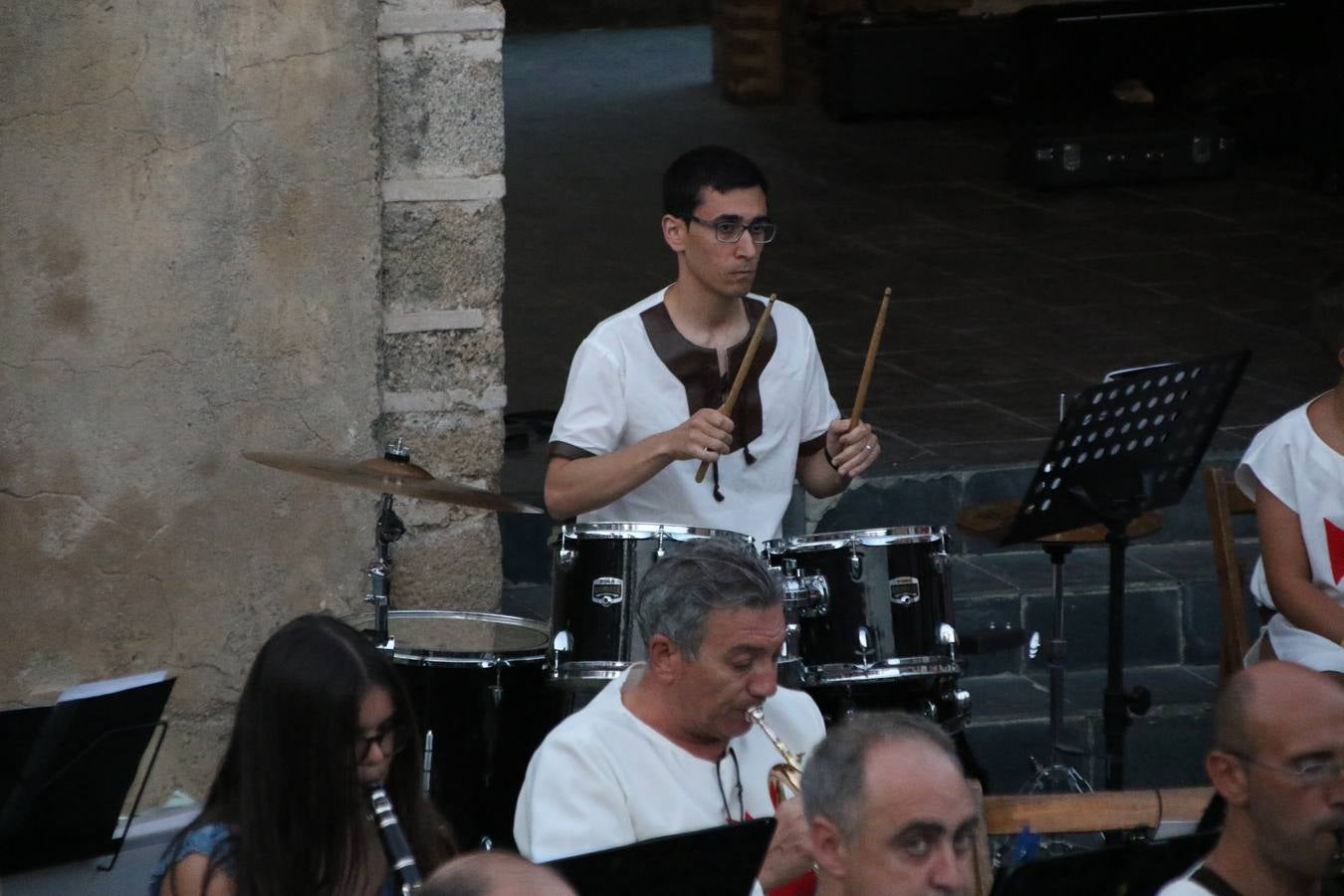 La música y el espectáculo marcaron, ayer, la despedida del XVI Festival Templario. La Asociación Musical Jerez de los Caballeros, bajo la dirección de David Carrasco y Antonio Amaro, fue la encargada de poner el broche final a esta edición del Festival con su tradicional concierto en el auditorio de la Plaza de la Alcazaba. El público asistente disfrutó con las 11 obras que interpretaron y no dudaron en ovacionarles. Carrasco agradeció, un año más, su presencia y confianza en la Asociación.