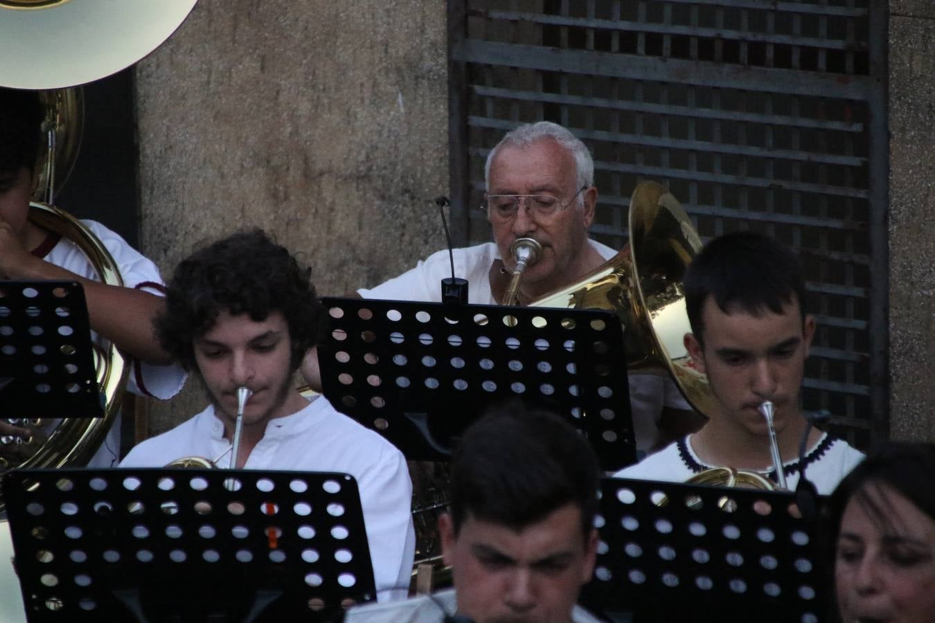 La música y el espectáculo marcaron, ayer, la despedida del XVI Festival Templario. La Asociación Musical Jerez de los Caballeros, bajo la dirección de David Carrasco y Antonio Amaro, fue la encargada de poner el broche final a esta edición del Festival con su tradicional concierto en el auditorio de la Plaza de la Alcazaba. El público asistente disfrutó con las 11 obras que interpretaron y no dudaron en ovacionarles. Carrasco agradeció, un año más, su presencia y confianza en la Asociación.