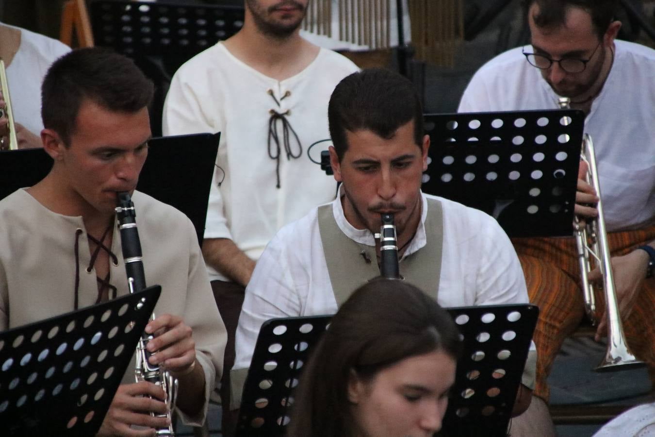 La música y el espectáculo marcaron, ayer, la despedida del XVI Festival Templario. La Asociación Musical Jerez de los Caballeros, bajo la dirección de David Carrasco y Antonio Amaro, fue la encargada de poner el broche final a esta edición del Festival con su tradicional concierto en el auditorio de la Plaza de la Alcazaba. El público asistente disfrutó con las 11 obras que interpretaron y no dudaron en ovacionarles. Carrasco agradeció, un año más, su presencia y confianza en la Asociación.