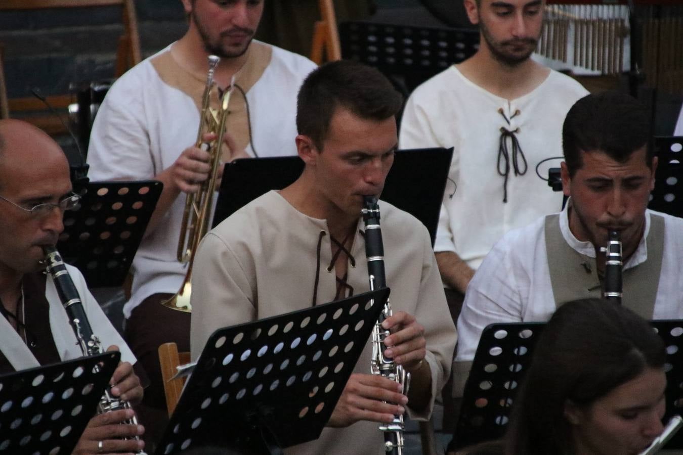 La música y el espectáculo marcaron, ayer, la despedida del XVI Festival Templario. La Asociación Musical Jerez de los Caballeros, bajo la dirección de David Carrasco y Antonio Amaro, fue la encargada de poner el broche final a esta edición del Festival con su tradicional concierto en el auditorio de la Plaza de la Alcazaba. El público asistente disfrutó con las 11 obras que interpretaron y no dudaron en ovacionarles. Carrasco agradeció, un año más, su presencia y confianza en la Asociación.