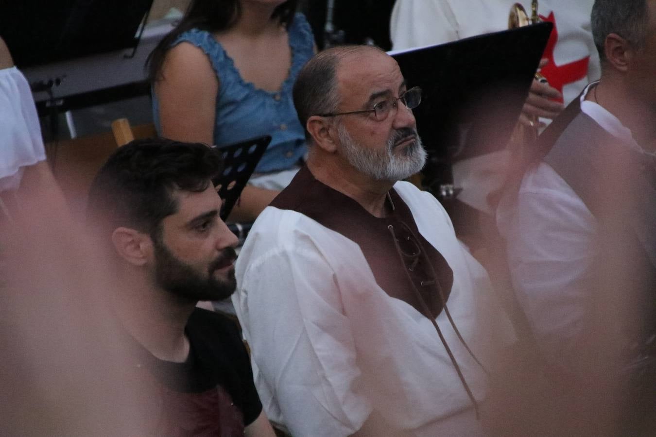 La música y el espectáculo marcaron, ayer, la despedida del XVI Festival Templario. La Asociación Musical Jerez de los Caballeros, bajo la dirección de David Carrasco y Antonio Amaro, fue la encargada de poner el broche final a esta edición del Festival con su tradicional concierto en el auditorio de la Plaza de la Alcazaba. El público asistente disfrutó con las 11 obras que interpretaron y no dudaron en ovacionarles. Carrasco agradeció, un año más, su presencia y confianza en la Asociación.