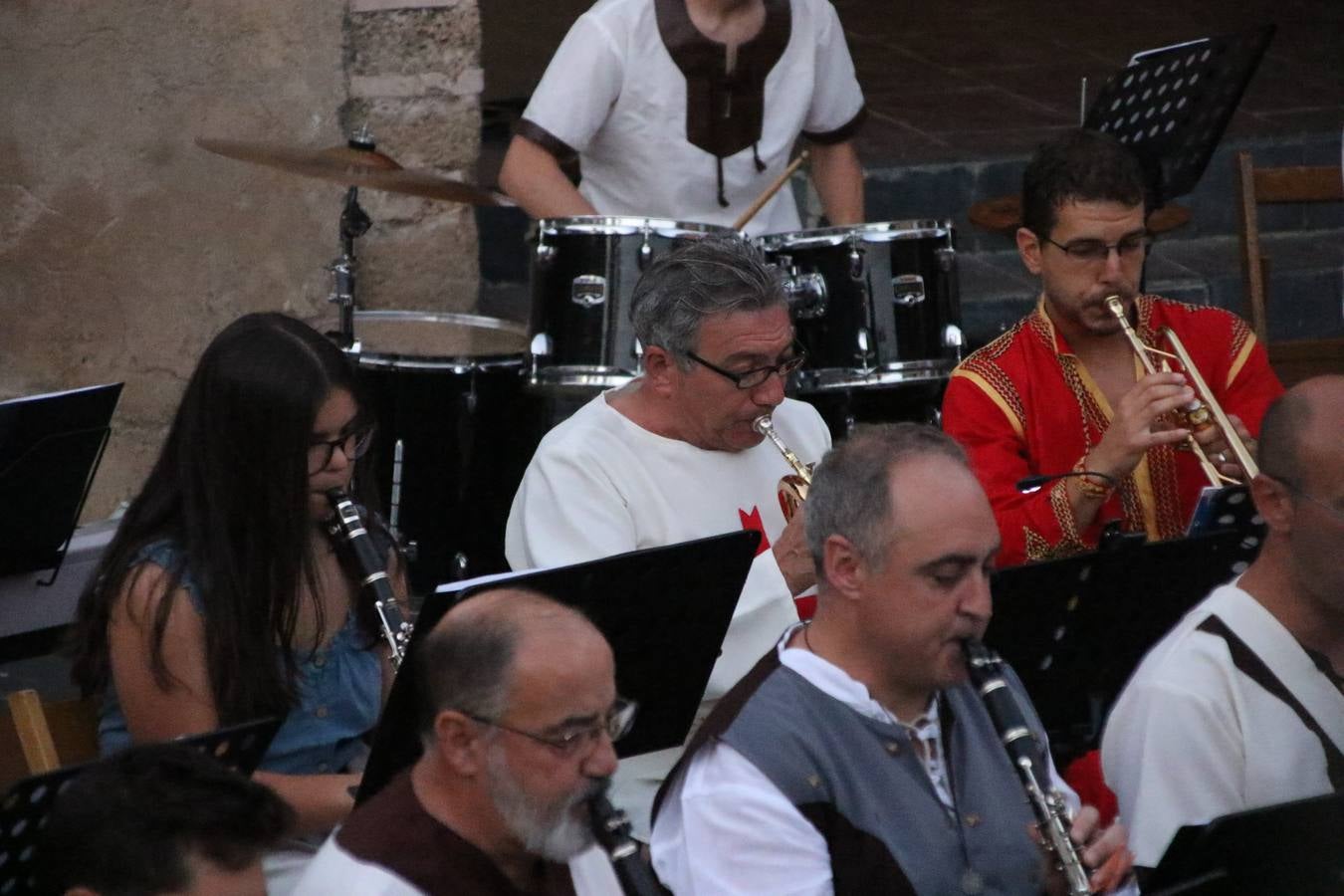La música y el espectáculo marcaron, ayer, la despedida del XVI Festival Templario. La Asociación Musical Jerez de los Caballeros, bajo la dirección de David Carrasco y Antonio Amaro, fue la encargada de poner el broche final a esta edición del Festival con su tradicional concierto en el auditorio de la Plaza de la Alcazaba. El público asistente disfrutó con las 11 obras que interpretaron y no dudaron en ovacionarles. Carrasco agradeció, un año más, su presencia y confianza en la Asociación.