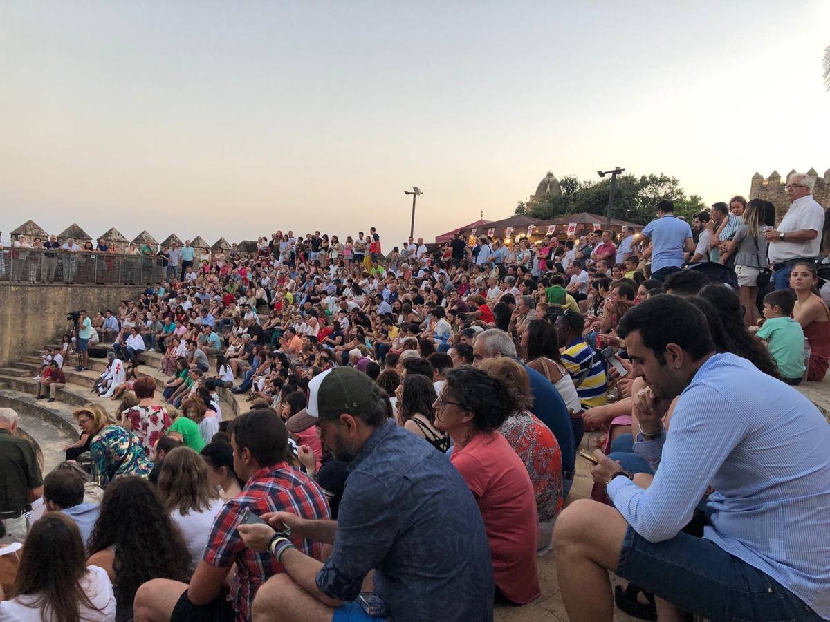La música y el espectáculo marcaron, ayer, la despedida del XVI Festival Templario. La Asociación Musical Jerez de los Caballeros, bajo la dirección de David Carrasco y Antonio Amaro, fue la encargada de poner el broche final a esta edición del Festival con su tradicional concierto en el auditorio de la Plaza de la Alcazaba. El público asistente disfrutó con las 11 obras que interpretaron y no dudaron en ovacionarles. Carrasco agradeció, un año más, su presencia y confianza en la Asociación.