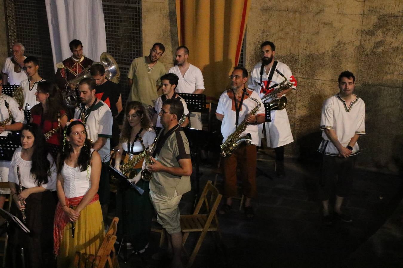 La música y el espectáculo marcaron, ayer, la despedida del XVI Festival Templario. La Asociación Musical Jerez de los Caballeros, bajo la dirección de David Carrasco y Antonio Amaro, fue la encargada de poner el broche final a esta edición del Festival con su tradicional concierto en el auditorio de la Plaza de la Alcazaba. El público asistente disfrutó con las 11 obras que interpretaron y no dudaron en ovacionarles. Carrasco agradeció, un año más, su presencia y confianza en la Asociación.