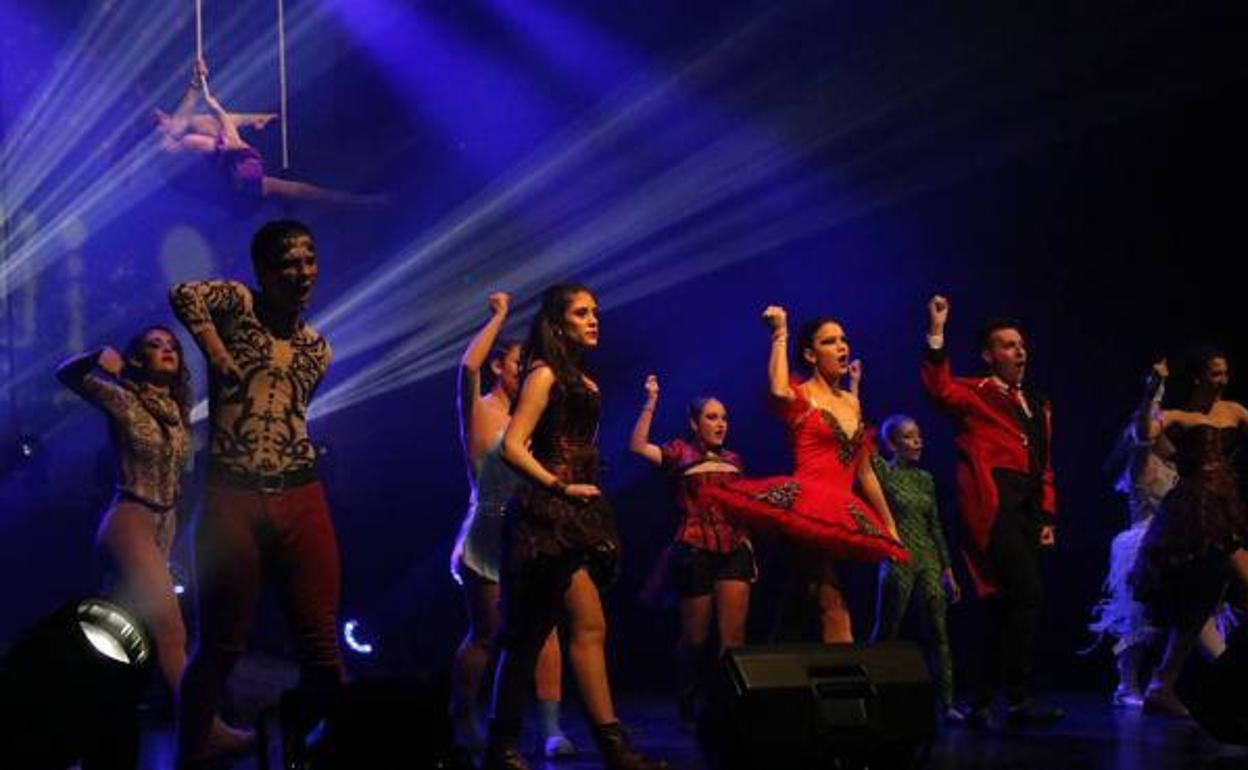 El trapecio ya formó parte de la espectacular coreografía del Ballet de La Trouppe en la pasada edición del Festival de la Canción de Extremadura.