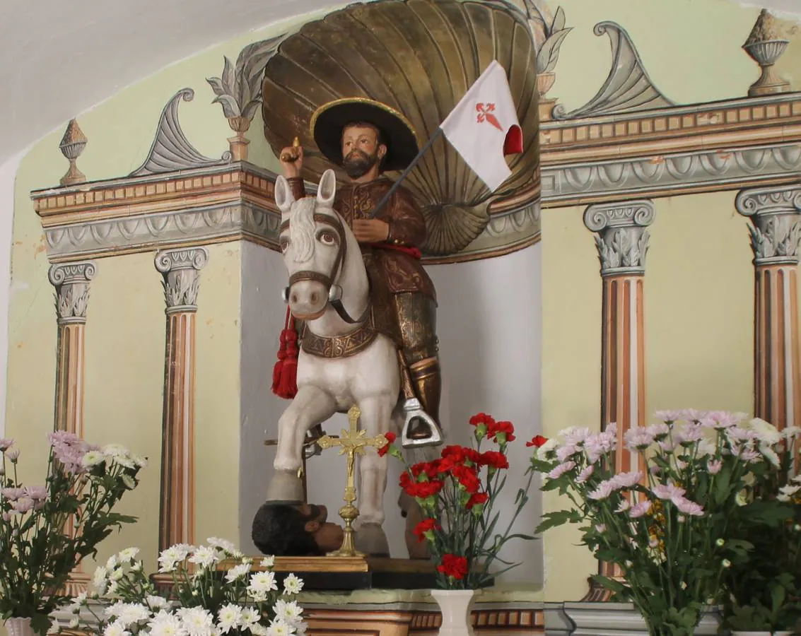 Imagen del apostol Santiago en la coqueta ermita que lleva su nombre y preside la celebración de esta 'velá'.