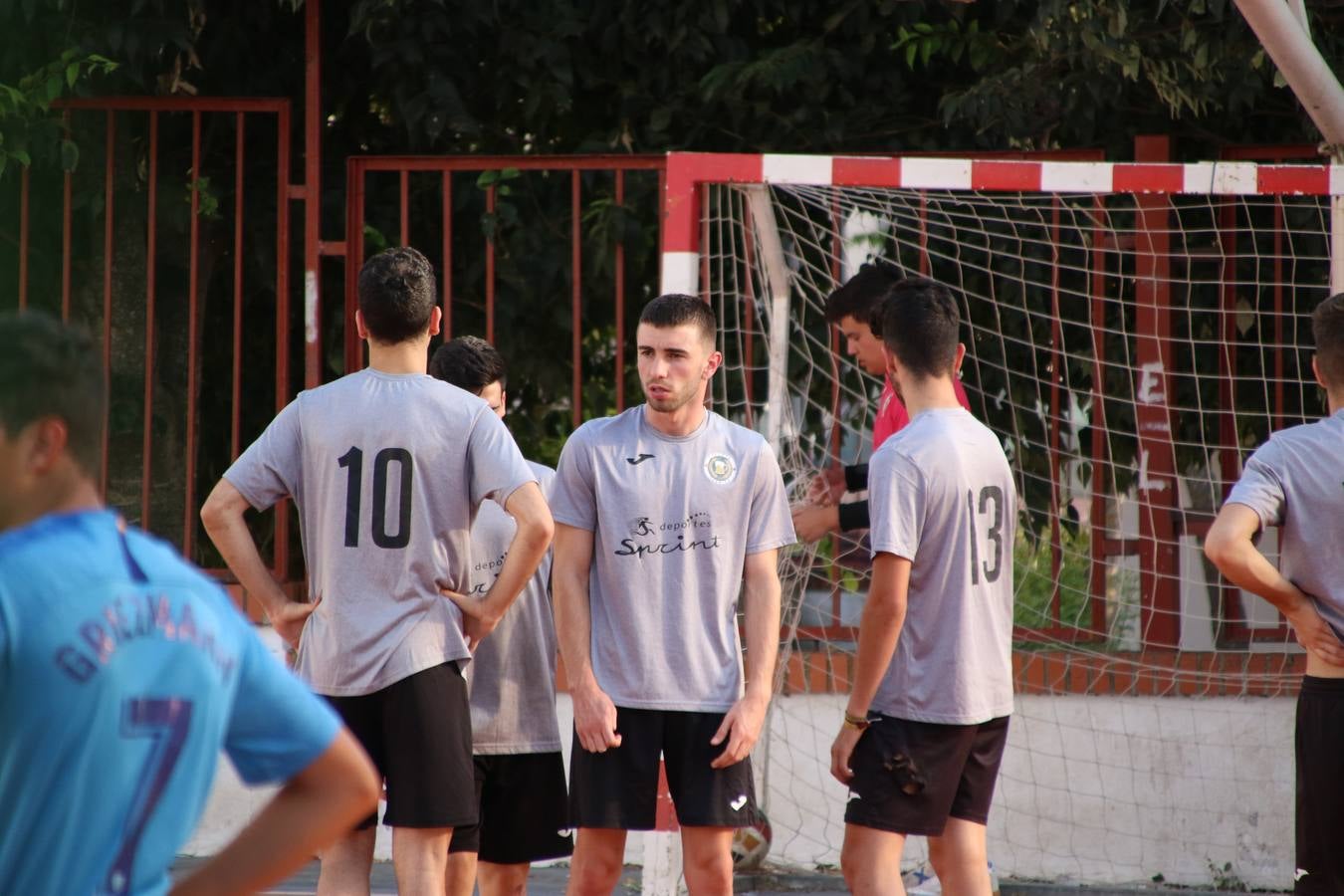 El popular barrio de San Roque celebró, ayer, las semifinales y finales del primer torneo de fútbol sala 'Memorial Francisco Cardenal. El Mangui', organizado por la Asociación de vecinos de San Roque y la colaboración del Ayuntamiento del municipio, 'Los Pasotas' y la Asociación Deportiva Templaria.El citado torneo, según indica desde la Asociación de vecinos de San Roque, nace como homenaje a «El Mangui», «una persona muy implicada en el mundo del fútbol sala en Jerez y, además, vecino de San Roque». El equipo 'Hijos de Platanito' fue el vencedor de la clasificación absoluta. 
