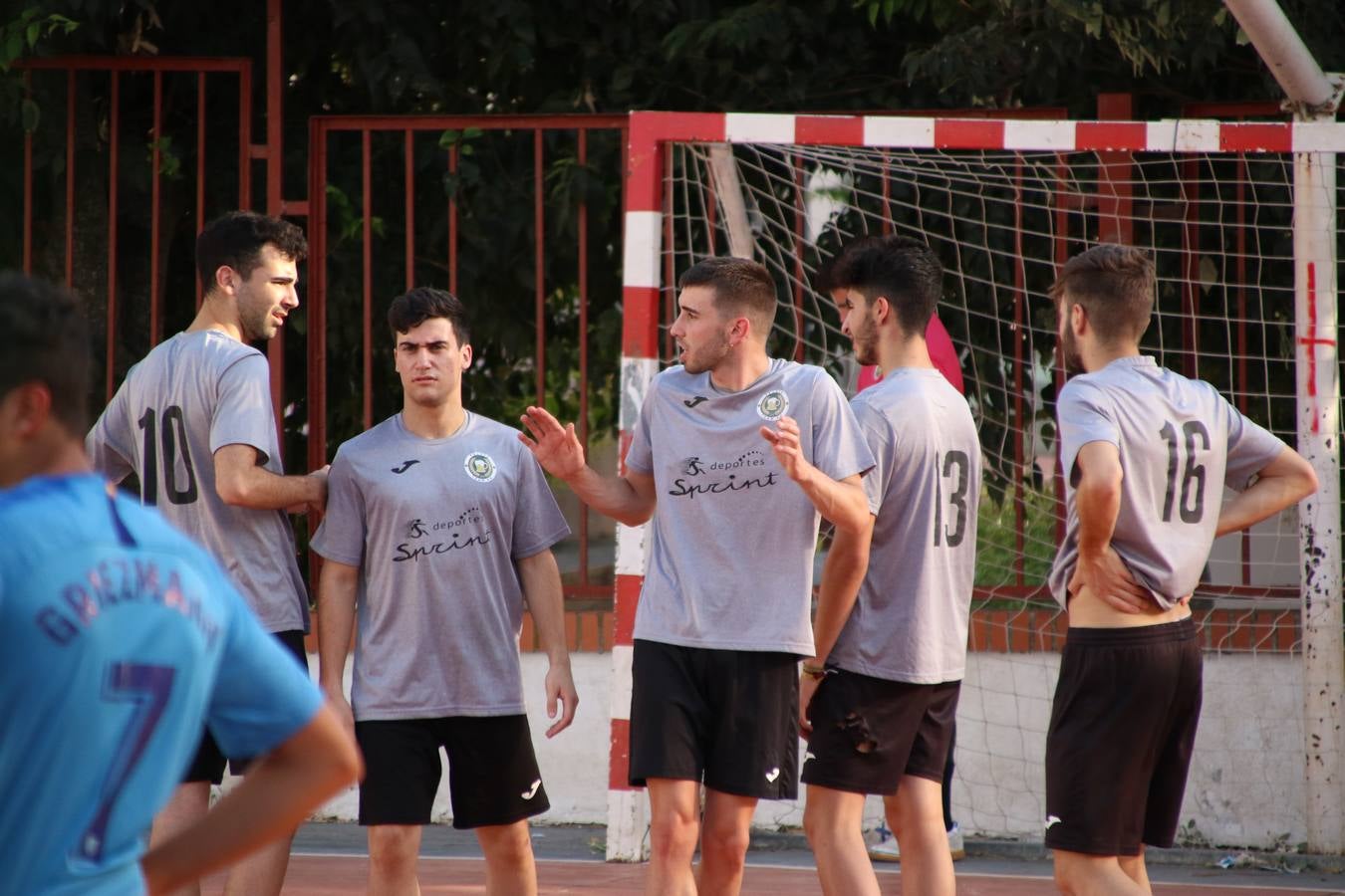 El popular barrio de San Roque celebró, ayer, las semifinales y finales del primer torneo de fútbol sala 'Memorial Francisco Cardenal. El Mangui', organizado por la Asociación de vecinos de San Roque y la colaboración del Ayuntamiento del municipio, 'Los Pasotas' y la Asociación Deportiva Templaria.El citado torneo, según indica desde la Asociación de vecinos de San Roque, nace como homenaje a «El Mangui», «una persona muy implicada en el mundo del fútbol sala en Jerez y, además, vecino de San Roque». El equipo 'Hijos de Platanito' fue el vencedor de la clasificación absoluta. 