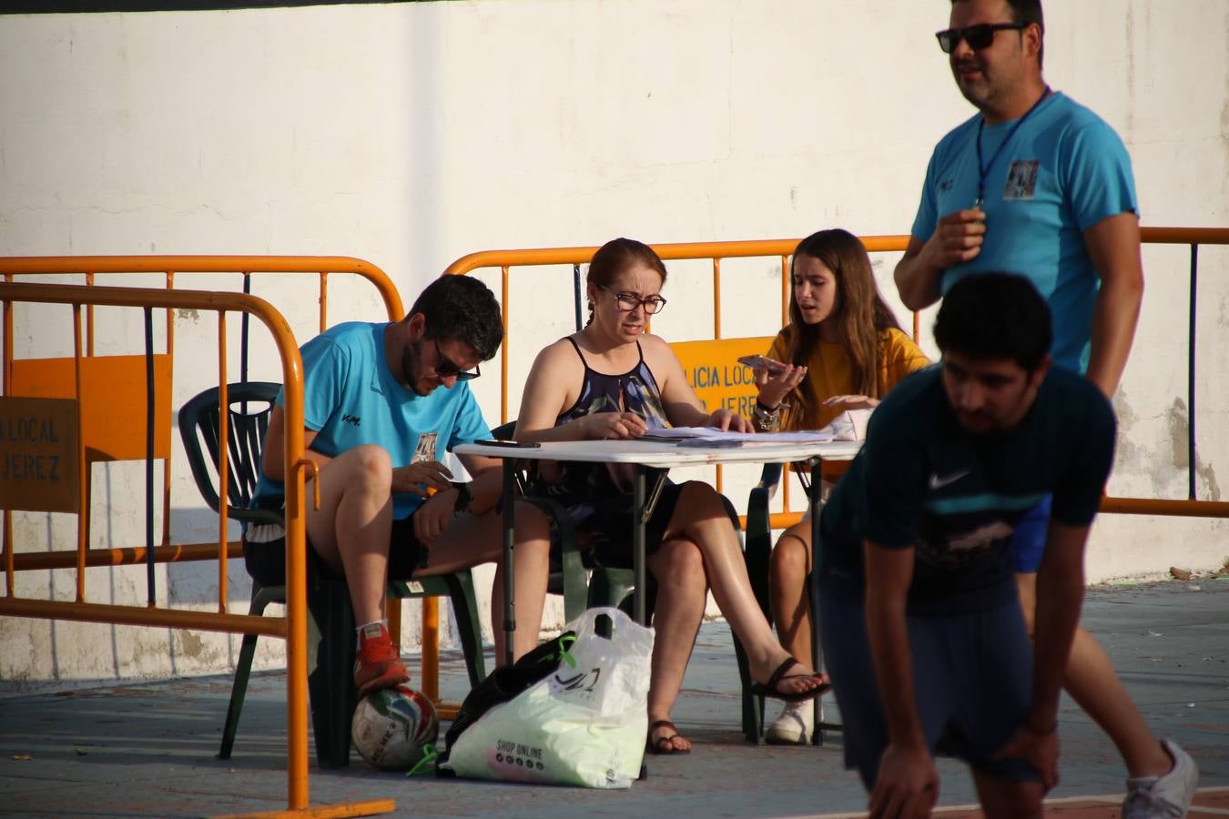 El popular barrio de San Roque celebró, ayer, las semifinales y finales del primer torneo de fútbol sala 'Memorial Francisco Cardenal. El Mangui', organizado por la Asociación de vecinos de San Roque y la colaboración del Ayuntamiento del municipio, 'Los Pasotas' y la Asociación Deportiva Templaria.El citado torneo, según indica desde la Asociación de vecinos de San Roque, nace como homenaje a «El Mangui», «una persona muy implicada en el mundo del fútbol sala en Jerez y, además, vecino de San Roque». El equipo 'Hijos de Platanito' fue el vencedor de la clasificación absoluta. 