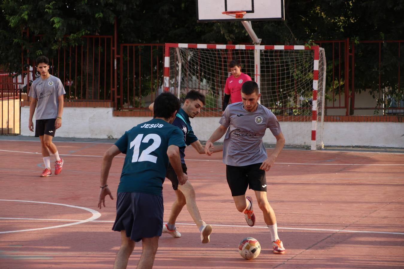 El popular barrio de San Roque celebró, ayer, las semifinales y finales del primer torneo de fútbol sala 'Memorial Francisco Cardenal. El Mangui', organizado por la Asociación de vecinos de San Roque y la colaboración del Ayuntamiento del municipio, 'Los Pasotas' y la Asociación Deportiva Templaria.El citado torneo, según indica desde la Asociación de vecinos de San Roque, nace como homenaje a «El Mangui», «una persona muy implicada en el mundo del fútbol sala en Jerez y, además, vecino de San Roque». El equipo 'Hijos de Platanito' fue el vencedor de la clasificación absoluta. 