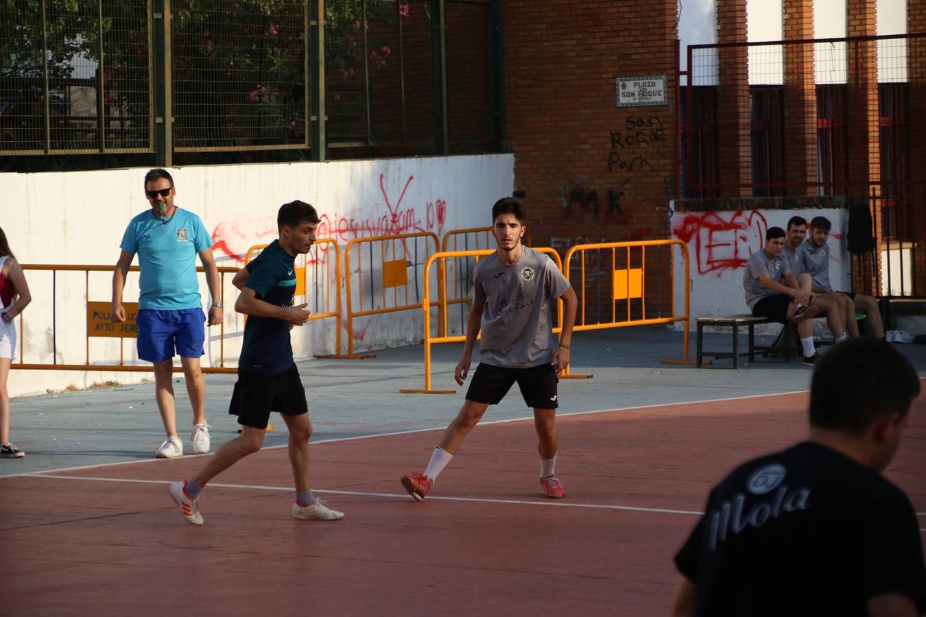 El popular barrio de San Roque celebró, ayer, las semifinales y finales del primer torneo de fútbol sala 'Memorial Francisco Cardenal. El Mangui', organizado por la Asociación de vecinos de San Roque y la colaboración del Ayuntamiento del municipio, 'Los Pasotas' y la Asociación Deportiva Templaria.El citado torneo, según indica desde la Asociación de vecinos de San Roque, nace como homenaje a «El Mangui», «una persona muy implicada en el mundo del fútbol sala en Jerez y, además, vecino de San Roque». El equipo 'Hijos de Platanito' fue el vencedor de la clasificación absoluta. 