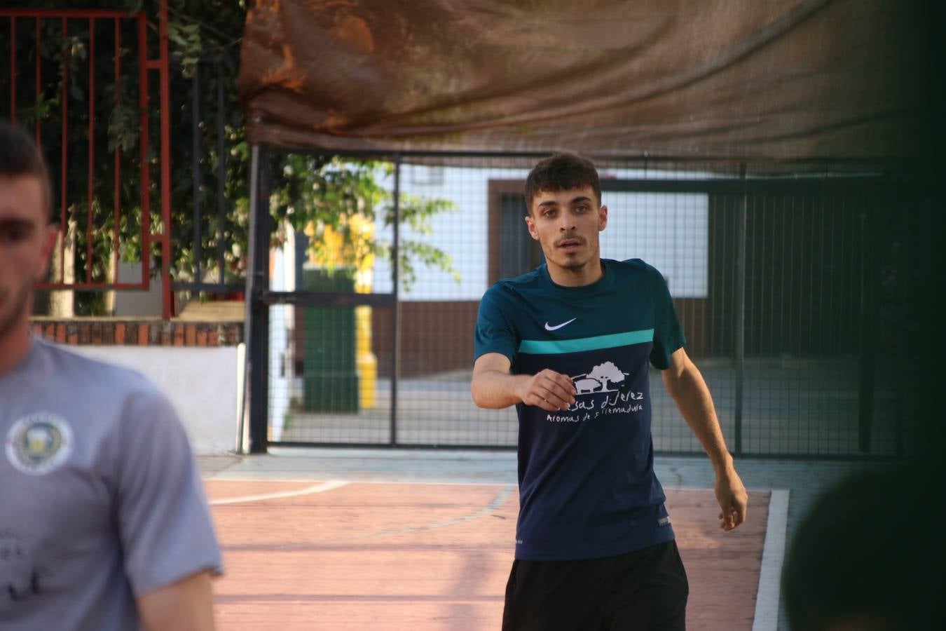 El popular barrio de San Roque celebró, ayer, las semifinales y finales del primer torneo de fútbol sala 'Memorial Francisco Cardenal. El Mangui', organizado por la Asociación de vecinos de San Roque y la colaboración del Ayuntamiento del municipio, 'Los Pasotas' y la Asociación Deportiva Templaria.El citado torneo, según indica desde la Asociación de vecinos de San Roque, nace como homenaje a «El Mangui», «una persona muy implicada en el mundo del fútbol sala en Jerez y, además, vecino de San Roque». El equipo 'Hijos de Platanito' fue el vencedor de la clasificación absoluta. 