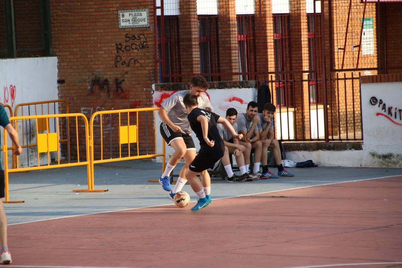 El popular barrio de San Roque celebró, ayer, las semifinales y finales del primer torneo de fútbol sala 'Memorial Francisco Cardenal. El Mangui', organizado por la Asociación de vecinos de San Roque y la colaboración del Ayuntamiento del municipio, 'Los Pasotas' y la Asociación Deportiva Templaria.El citado torneo, según indica desde la Asociación de vecinos de San Roque, nace como homenaje a «El Mangui», «una persona muy implicada en el mundo del fútbol sala en Jerez y, además, vecino de San Roque». El equipo 'Hijos de Platanito' fue el vencedor de la clasificación absoluta. 