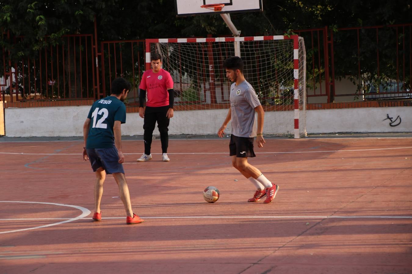 El popular barrio de San Roque celebró, ayer, las semifinales y finales del primer torneo de fútbol sala 'Memorial Francisco Cardenal. El Mangui', organizado por la Asociación de vecinos de San Roque y la colaboración del Ayuntamiento del municipio, 'Los Pasotas' y la Asociación Deportiva Templaria.El citado torneo, según indica desde la Asociación de vecinos de San Roque, nace como homenaje a «El Mangui», «una persona muy implicada en el mundo del fútbol sala en Jerez y, además, vecino de San Roque». El equipo 'Hijos de Platanito' fue el vencedor de la clasificación absoluta. 