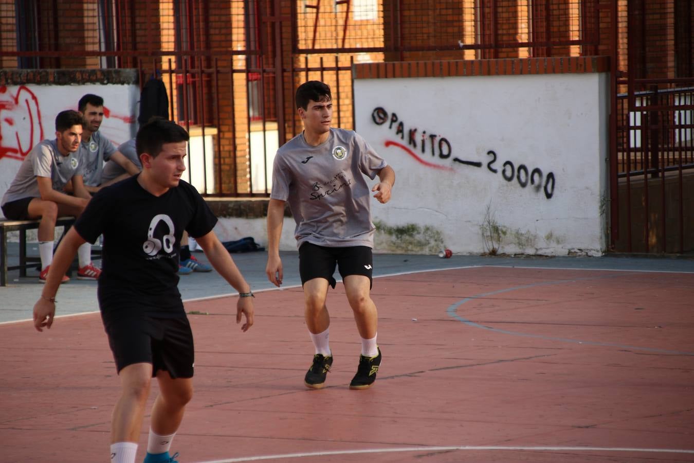 El popular barrio de San Roque celebró, ayer, las semifinales y finales del primer torneo de fútbol sala 'Memorial Francisco Cardenal. El Mangui', organizado por la Asociación de vecinos de San Roque y la colaboración del Ayuntamiento del municipio, 'Los Pasotas' y la Asociación Deportiva Templaria.El citado torneo, según indica desde la Asociación de vecinos de San Roque, nace como homenaje a «El Mangui», «una persona muy implicada en el mundo del fútbol sala en Jerez y, además, vecino de San Roque». El equipo 'Hijos de Platanito' fue el vencedor de la clasificación absoluta. 