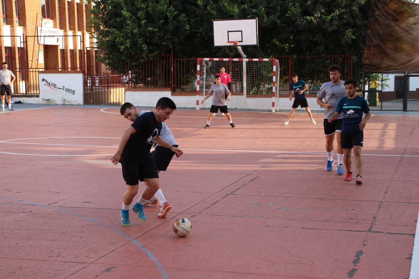 El popular barrio de San Roque celebró, ayer, las semifinales y finales del primer torneo de fútbol sala 'Memorial Francisco Cardenal. El Mangui', organizado por la Asociación de vecinos de San Roque y la colaboración del Ayuntamiento del municipio, 'Los Pasotas' y la Asociación Deportiva Templaria.El citado torneo, según indica desde la Asociación de vecinos de San Roque, nace como homenaje a «El Mangui», «una persona muy implicada en el mundo del fútbol sala en Jerez y, además, vecino de San Roque». El equipo 'Hijos de Platanito' fue el vencedor de la clasificación absoluta. 