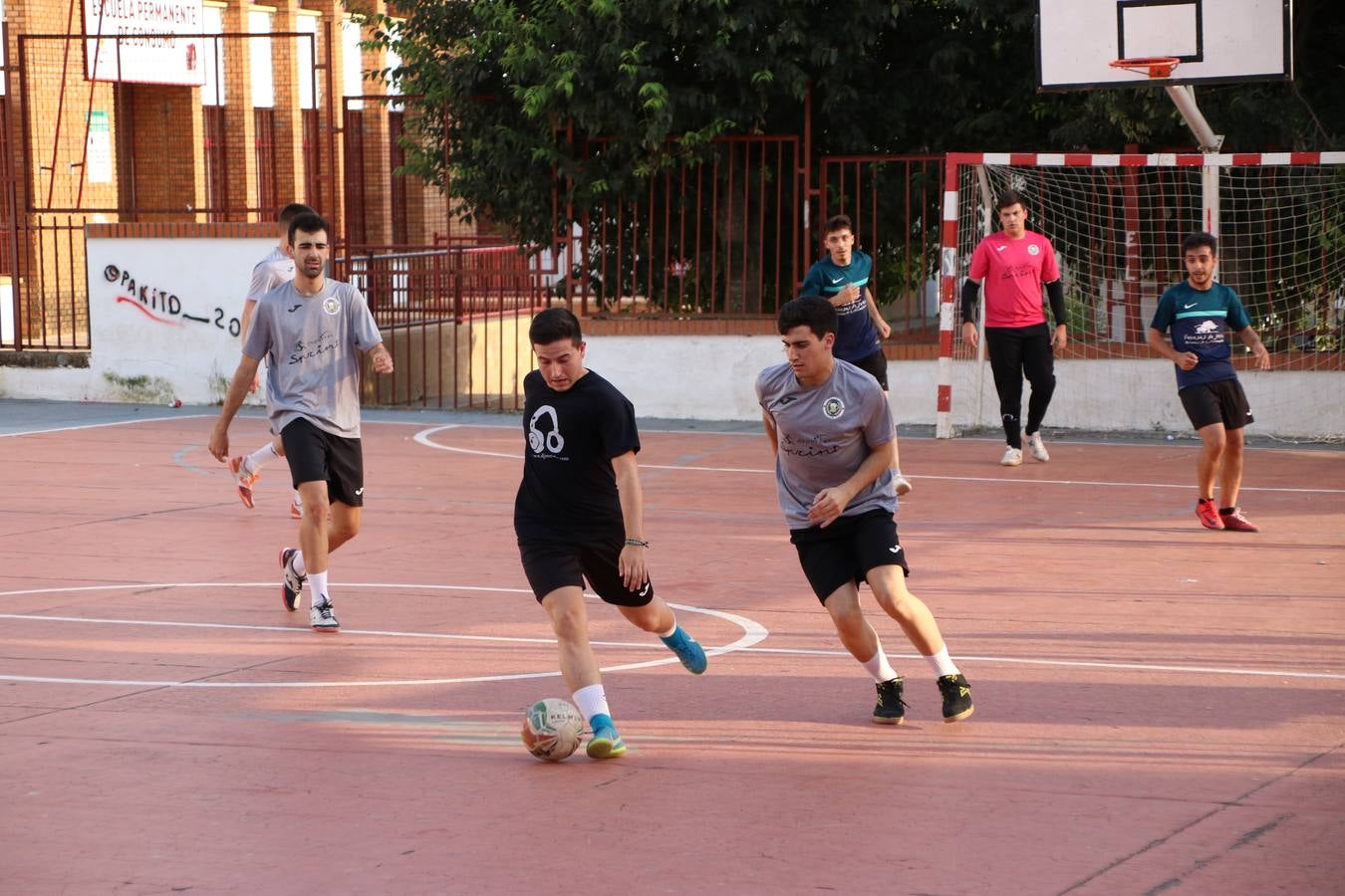 El popular barrio de San Roque celebró, ayer, las semifinales y finales del primer torneo de fútbol sala 'Memorial Francisco Cardenal. El Mangui', organizado por la Asociación de vecinos de San Roque y la colaboración del Ayuntamiento del municipio, 'Los Pasotas' y la Asociación Deportiva Templaria.El citado torneo, según indica desde la Asociación de vecinos de San Roque, nace como homenaje a «El Mangui», «una persona muy implicada en el mundo del fútbol sala en Jerez y, además, vecino de San Roque». El equipo 'Hijos de Platanito' fue el vencedor de la clasificación absoluta. 