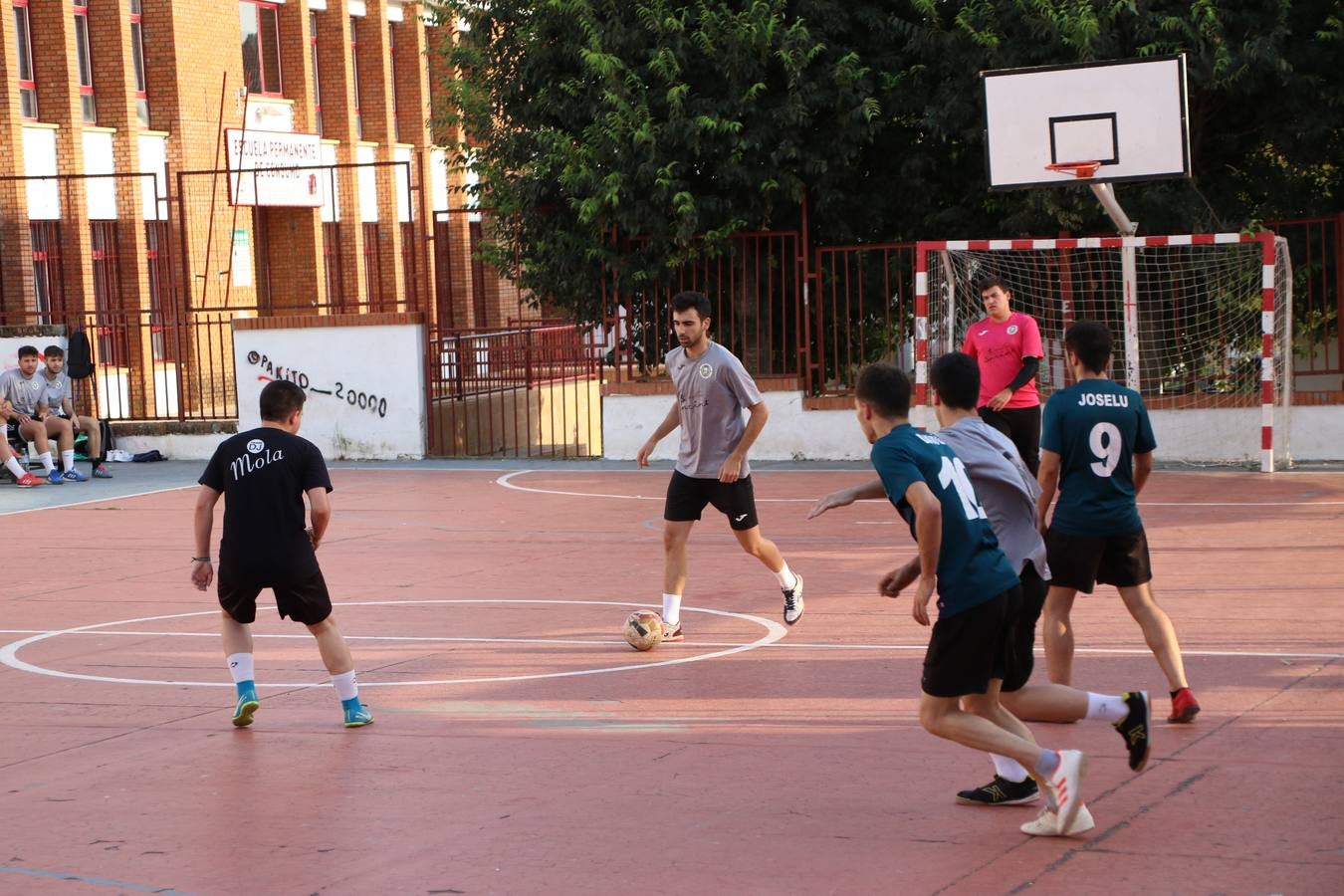 El popular barrio de San Roque celebró, ayer, las semifinales y finales del primer torneo de fútbol sala 'Memorial Francisco Cardenal. El Mangui', organizado por la Asociación de vecinos de San Roque y la colaboración del Ayuntamiento del municipio, 'Los Pasotas' y la Asociación Deportiva Templaria.El citado torneo, según indica desde la Asociación de vecinos de San Roque, nace como homenaje a «El Mangui», «una persona muy implicada en el mundo del fútbol sala en Jerez y, además, vecino de San Roque». El equipo 'Hijos de Platanito' fue el vencedor de la clasificación absoluta. 