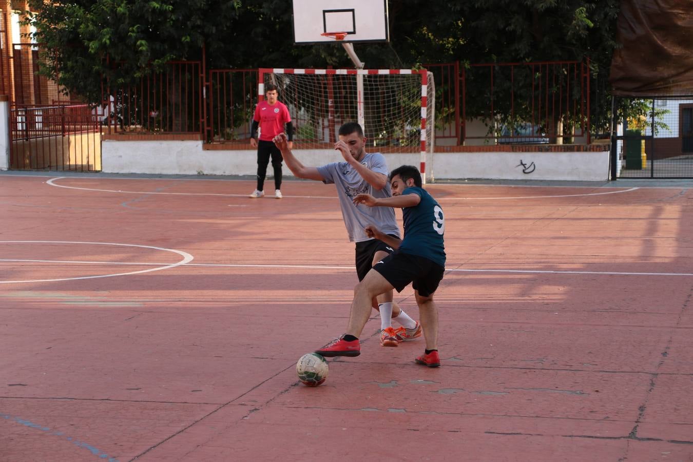 El popular barrio de San Roque celebró, ayer, las semifinales y finales del primer torneo de fútbol sala 'Memorial Francisco Cardenal. El Mangui', organizado por la Asociación de vecinos de San Roque y la colaboración del Ayuntamiento del municipio, 'Los Pasotas' y la Asociación Deportiva Templaria.El citado torneo, según indica desde la Asociación de vecinos de San Roque, nace como homenaje a «El Mangui», «una persona muy implicada en el mundo del fútbol sala en Jerez y, además, vecino de San Roque». El equipo 'Hijos de Platanito' fue el vencedor de la clasificación absoluta. 