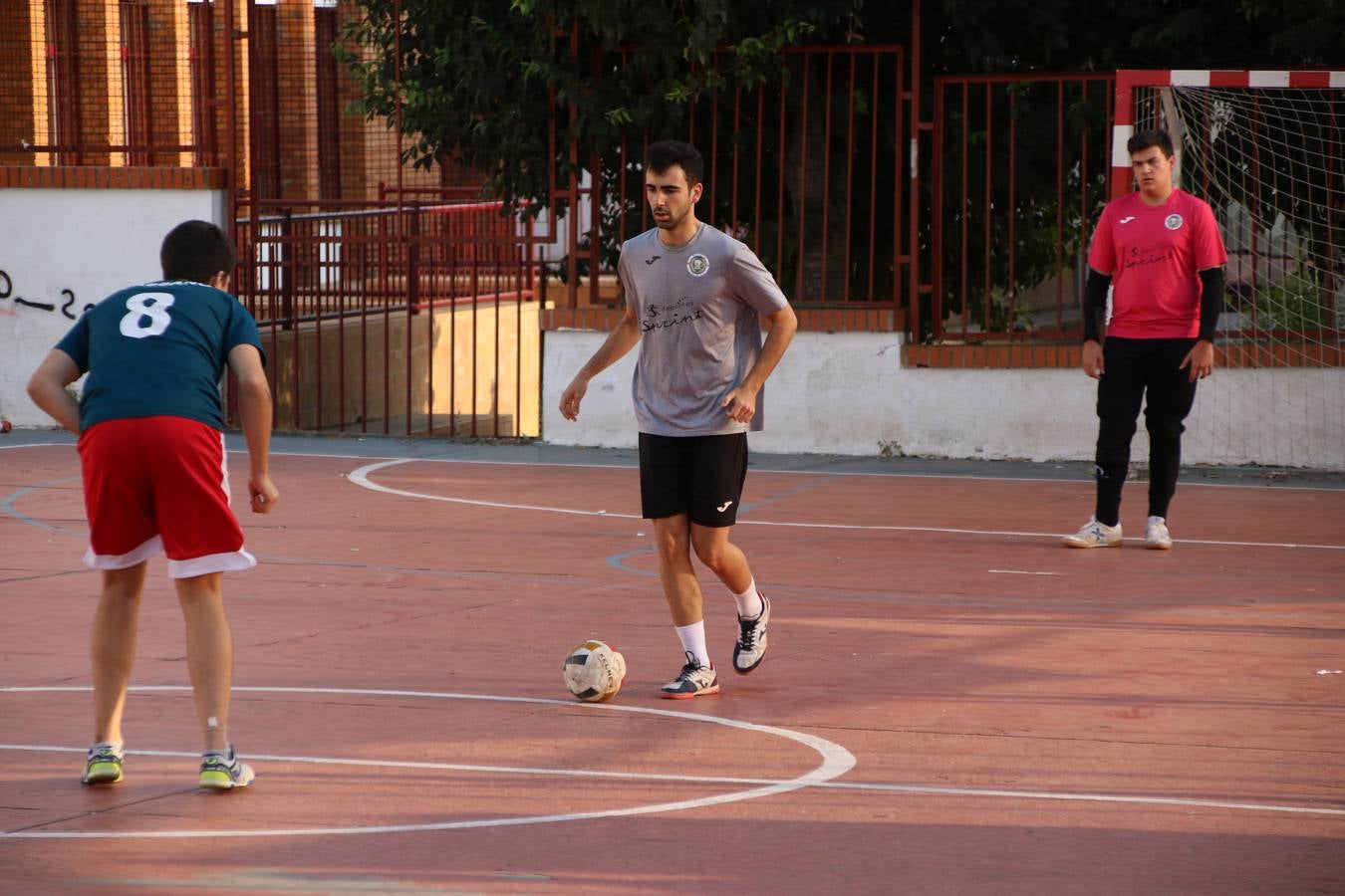 El popular barrio de San Roque celebró, ayer, las semifinales y finales del primer torneo de fútbol sala 'Memorial Francisco Cardenal. El Mangui', organizado por la Asociación de vecinos de San Roque y la colaboración del Ayuntamiento del municipio, 'Los Pasotas' y la Asociación Deportiva Templaria.El citado torneo, según indica desde la Asociación de vecinos de San Roque, nace como homenaje a «El Mangui», «una persona muy implicada en el mundo del fútbol sala en Jerez y, además, vecino de San Roque». El equipo 'Hijos de Platanito' fue el vencedor de la clasificación absoluta. 