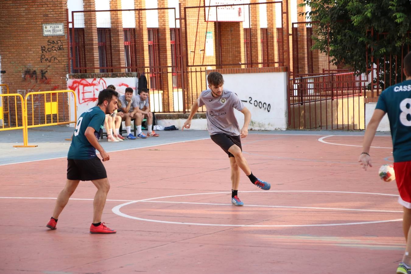 El popular barrio de San Roque celebró, ayer, las semifinales y finales del primer torneo de fútbol sala 'Memorial Francisco Cardenal. El Mangui', organizado por la Asociación de vecinos de San Roque y la colaboración del Ayuntamiento del municipio, 'Los Pasotas' y la Asociación Deportiva Templaria.El citado torneo, según indica desde la Asociación de vecinos de San Roque, nace como homenaje a «El Mangui», «una persona muy implicada en el mundo del fútbol sala en Jerez y, además, vecino de San Roque». El equipo 'Hijos de Platanito' fue el vencedor de la clasificación absoluta. 