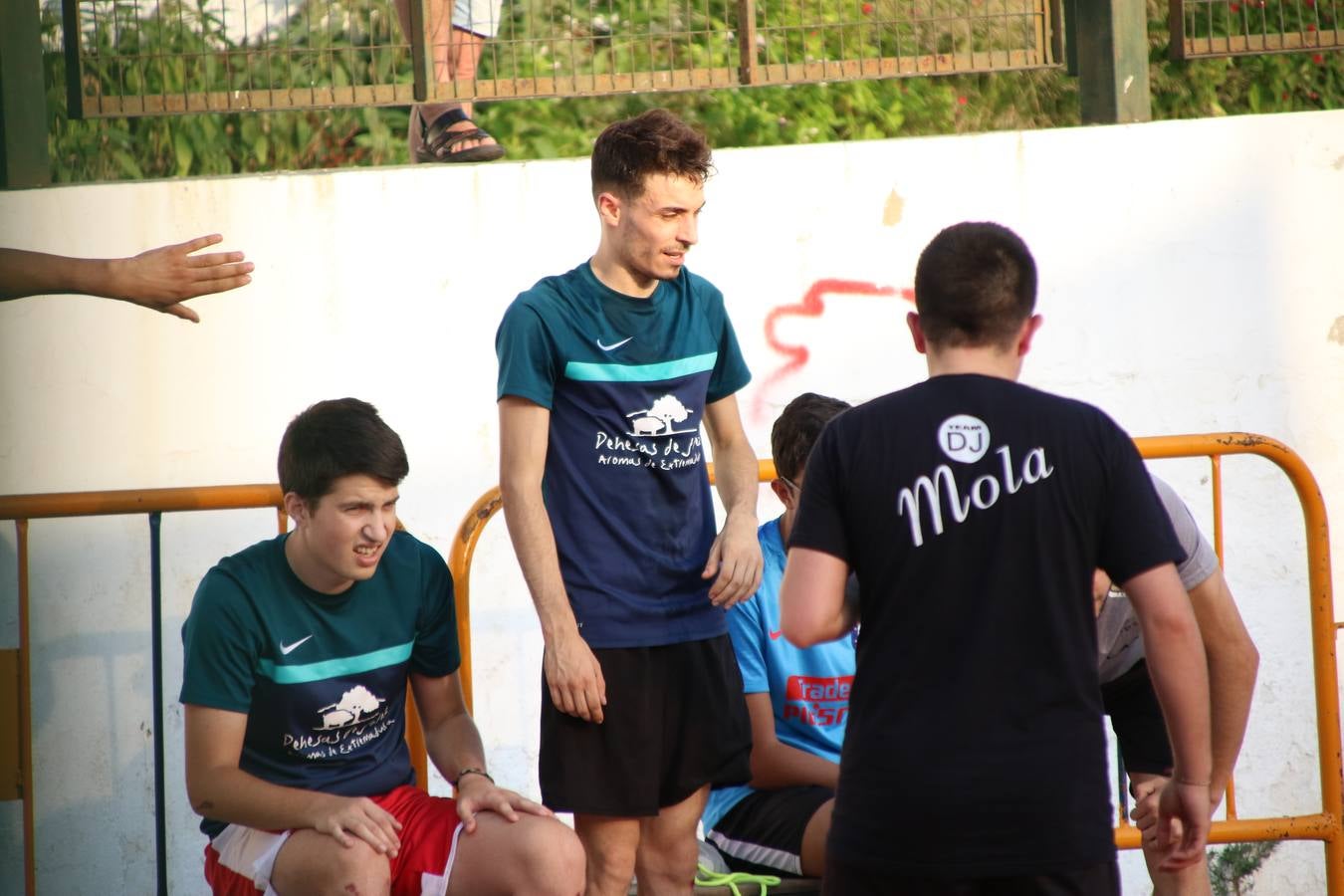El popular barrio de San Roque celebró, ayer, las semifinales y finales del primer torneo de fútbol sala 'Memorial Francisco Cardenal. El Mangui', organizado por la Asociación de vecinos de San Roque y la colaboración del Ayuntamiento del municipio, 'Los Pasotas' y la Asociación Deportiva Templaria.El citado torneo, según indica desde la Asociación de vecinos de San Roque, nace como homenaje a «El Mangui», «una persona muy implicada en el mundo del fútbol sala en Jerez y, además, vecino de San Roque». El equipo 'Hijos de Platanito' fue el vencedor de la clasificación absoluta. 