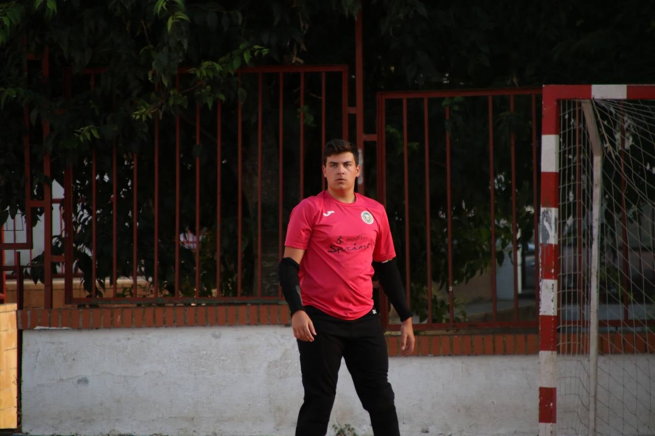 El popular barrio de San Roque celebró, ayer, las semifinales y finales del primer torneo de fútbol sala 'Memorial Francisco Cardenal. El Mangui', organizado por la Asociación de vecinos de San Roque y la colaboración del Ayuntamiento del municipio, 'Los Pasotas' y la Asociación Deportiva Templaria.El citado torneo, según indica desde la Asociación de vecinos de San Roque, nace como homenaje a «El Mangui», «una persona muy implicada en el mundo del fútbol sala en Jerez y, además, vecino de San Roque». El equipo 'Hijos de Platanito' fue el vencedor de la clasificación absoluta. 