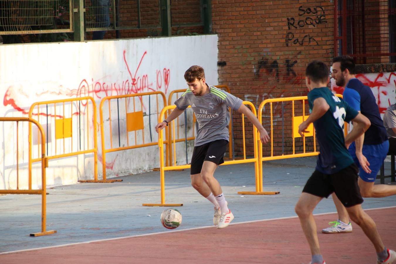 El popular barrio de San Roque celebró, ayer, las semifinales y finales del primer torneo de fútbol sala 'Memorial Francisco Cardenal. El Mangui', organizado por la Asociación de vecinos de San Roque y la colaboración del Ayuntamiento del municipio, 'Los Pasotas' y la Asociación Deportiva Templaria.El citado torneo, según indica desde la Asociación de vecinos de San Roque, nace como homenaje a «El Mangui», «una persona muy implicada en el mundo del fútbol sala en Jerez y, además, vecino de San Roque». El equipo 'Hijos de Platanito' fue el vencedor de la clasificación absoluta. 