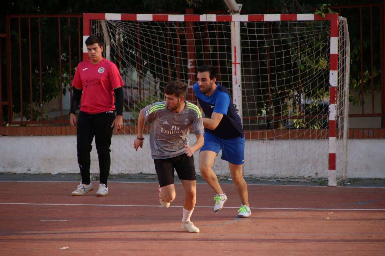 El popular barrio de San Roque celebró, ayer, las semifinales y finales del primer torneo de fútbol sala 'Memorial Francisco Cardenal. El Mangui', organizado por la Asociación de vecinos de San Roque y la colaboración del Ayuntamiento del municipio, 'Los Pasotas' y la Asociación Deportiva Templaria.El citado torneo, según indica desde la Asociación de vecinos de San Roque, nace como homenaje a «El Mangui», «una persona muy implicada en el mundo del fútbol sala en Jerez y, además, vecino de San Roque». El equipo 'Hijos de Platanito' fue el vencedor de la clasificación absoluta. 