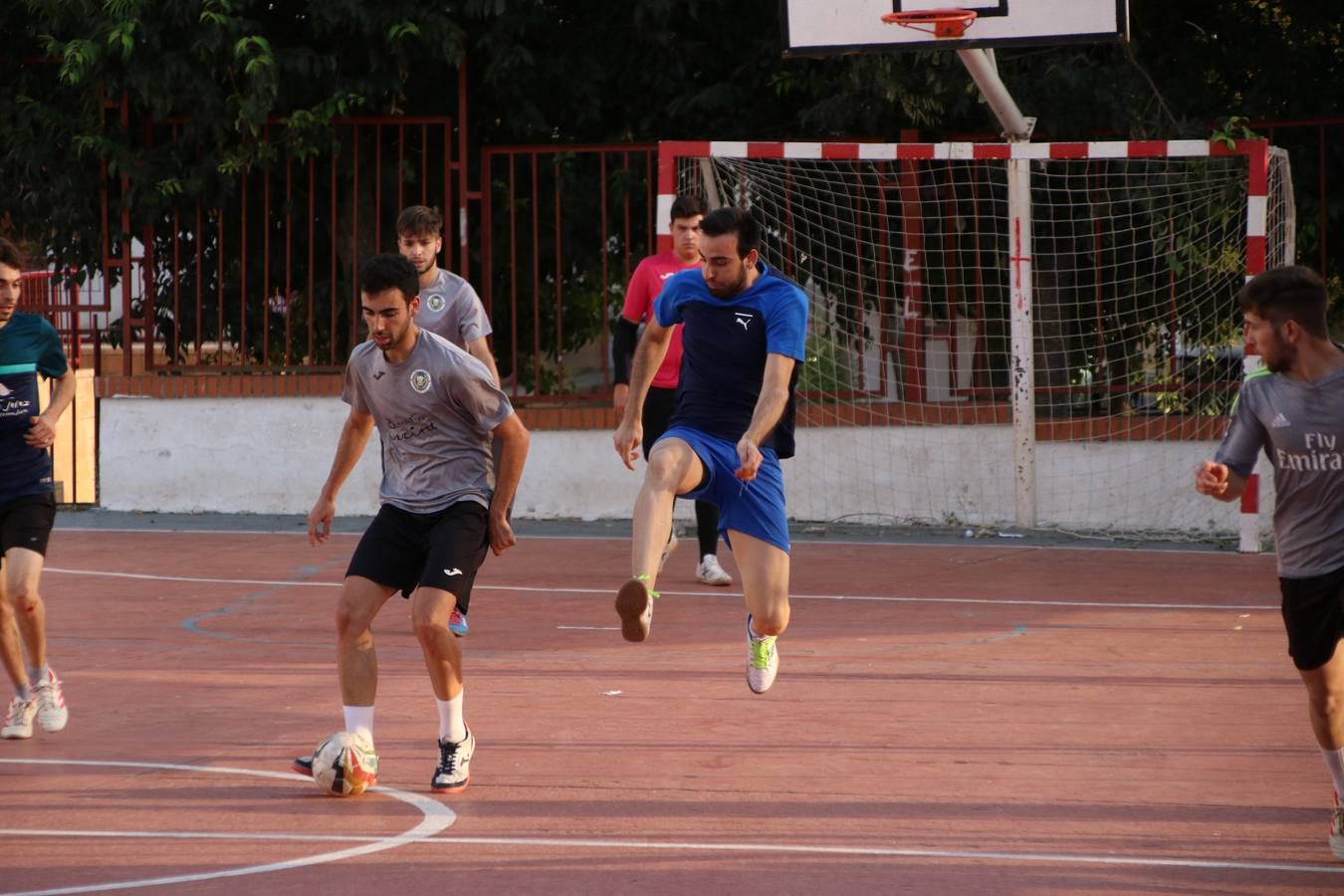 El popular barrio de San Roque celebró, ayer, las semifinales y finales del primer torneo de fútbol sala 'Memorial Francisco Cardenal. El Mangui', organizado por la Asociación de vecinos de San Roque y la colaboración del Ayuntamiento del municipio, 'Los Pasotas' y la Asociación Deportiva Templaria.El citado torneo, según indica desde la Asociación de vecinos de San Roque, nace como homenaje a «El Mangui», «una persona muy implicada en el mundo del fútbol sala en Jerez y, además, vecino de San Roque». El equipo 'Hijos de Platanito' fue el vencedor de la clasificación absoluta. 