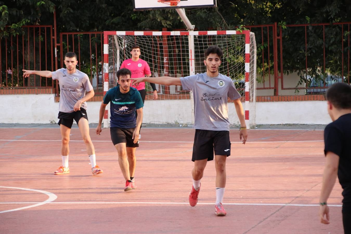 El popular barrio de San Roque celebró, ayer, las semifinales y finales del primer torneo de fútbol sala 'Memorial Francisco Cardenal. El Mangui', organizado por la Asociación de vecinos de San Roque y la colaboración del Ayuntamiento del municipio, 'Los Pasotas' y la Asociación Deportiva Templaria.El citado torneo, según indica desde la Asociación de vecinos de San Roque, nace como homenaje a «El Mangui», «una persona muy implicada en el mundo del fútbol sala en Jerez y, además, vecino de San Roque». El equipo 'Hijos de Platanito' fue el vencedor de la clasificación absoluta. 