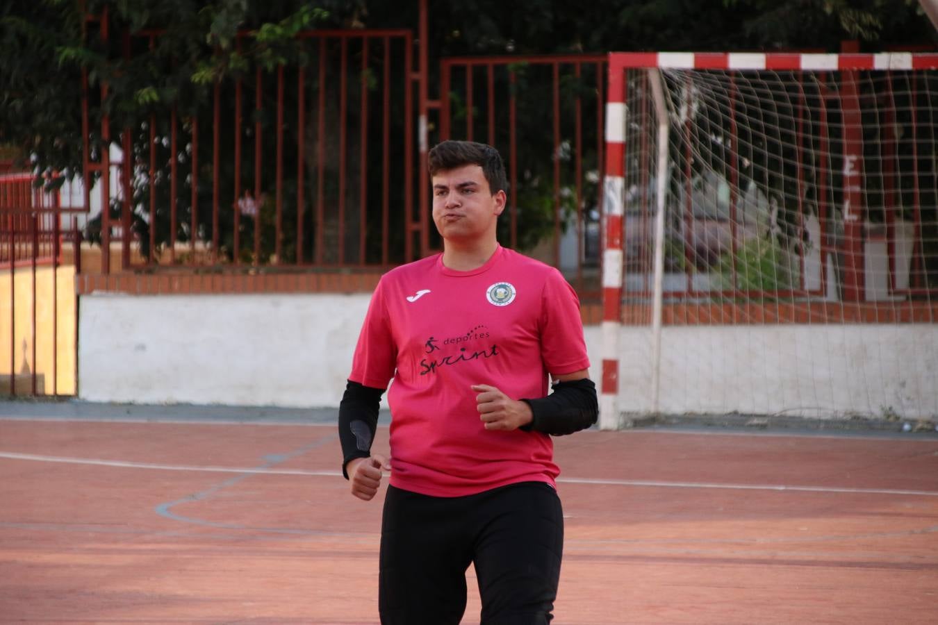 El popular barrio de San Roque celebró, ayer, las semifinales y finales del primer torneo de fútbol sala 'Memorial Francisco Cardenal. El Mangui', organizado por la Asociación de vecinos de San Roque y la colaboración del Ayuntamiento del municipio, 'Los Pasotas' y la Asociación Deportiva Templaria.El citado torneo, según indica desde la Asociación de vecinos de San Roque, nace como homenaje a «El Mangui», «una persona muy implicada en el mundo del fútbol sala en Jerez y, además, vecino de San Roque». El equipo 'Hijos de Platanito' fue el vencedor de la clasificación absoluta. 