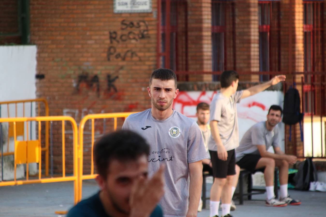 El popular barrio de San Roque celebró, ayer, las semifinales y finales del primer torneo de fútbol sala 'Memorial Francisco Cardenal. El Mangui', organizado por la Asociación de vecinos de San Roque y la colaboración del Ayuntamiento del municipio, 'Los Pasotas' y la Asociación Deportiva Templaria.El citado torneo, según indica desde la Asociación de vecinos de San Roque, nace como homenaje a «El Mangui», «una persona muy implicada en el mundo del fútbol sala en Jerez y, además, vecino de San Roque». El equipo 'Hijos de Platanito' fue el vencedor de la clasificación absoluta. 