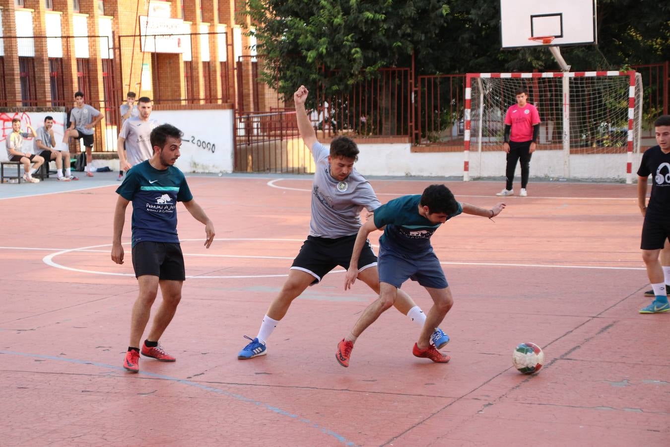 El popular barrio de San Roque celebró, ayer, las semifinales y finales del primer torneo de fútbol sala 'Memorial Francisco Cardenal. El Mangui', organizado por la Asociación de vecinos de San Roque y la colaboración del Ayuntamiento del municipio, 'Los Pasotas' y la Asociación Deportiva Templaria.El citado torneo, según indica desde la Asociación de vecinos de San Roque, nace como homenaje a «El Mangui», «una persona muy implicada en el mundo del fútbol sala en Jerez y, además, vecino de San Roque». El equipo 'Hijos de Platanito' fue el vencedor de la clasificación absoluta. 