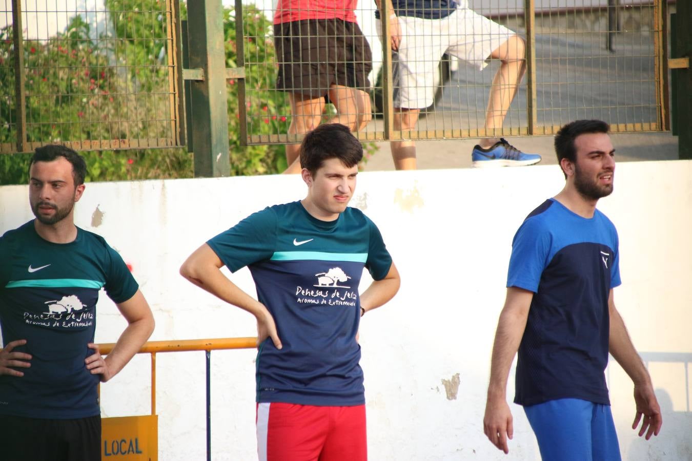 El popular barrio de San Roque celebró, ayer, las semifinales y finales del primer torneo de fútbol sala 'Memorial Francisco Cardenal. El Mangui', organizado por la Asociación de vecinos de San Roque y la colaboración del Ayuntamiento del municipio, 'Los Pasotas' y la Asociación Deportiva Templaria.El citado torneo, según indica desde la Asociación de vecinos de San Roque, nace como homenaje a «El Mangui», «una persona muy implicada en el mundo del fútbol sala en Jerez y, además, vecino de San Roque». El equipo 'Hijos de Platanito' fue el vencedor de la clasificación absoluta. 
