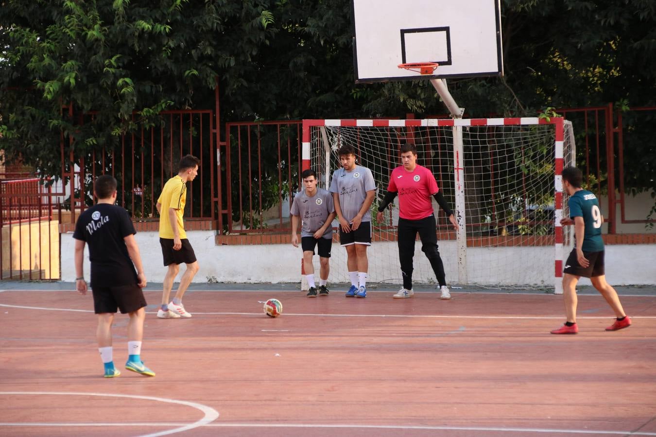 El popular barrio de San Roque celebró, ayer, las semifinales y finales del primer torneo de fútbol sala 'Memorial Francisco Cardenal. El Mangui', organizado por la Asociación de vecinos de San Roque y la colaboración del Ayuntamiento del municipio, 'Los Pasotas' y la Asociación Deportiva Templaria.El citado torneo, según indica desde la Asociación de vecinos de San Roque, nace como homenaje a «El Mangui», «una persona muy implicada en el mundo del fútbol sala en Jerez y, además, vecino de San Roque». El equipo 'Hijos de Platanito' fue el vencedor de la clasificación absoluta. 