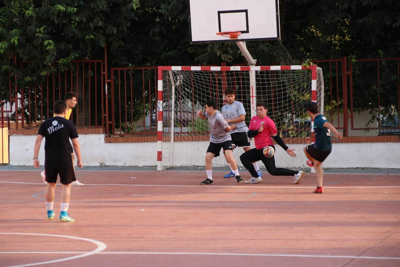 El popular barrio de San Roque celebró, ayer, las semifinales y finales del primer torneo de fútbol sala 'Memorial Francisco Cardenal. El Mangui', organizado por la Asociación de vecinos de San Roque y la colaboración del Ayuntamiento del municipio, 'Los Pasotas' y la Asociación Deportiva Templaria.El citado torneo, según indica desde la Asociación de vecinos de San Roque, nace como homenaje a «El Mangui», «una persona muy implicada en el mundo del fútbol sala en Jerez y, además, vecino de San Roque». El equipo 'Hijos de Platanito' fue el vencedor de la clasificación absoluta. 
