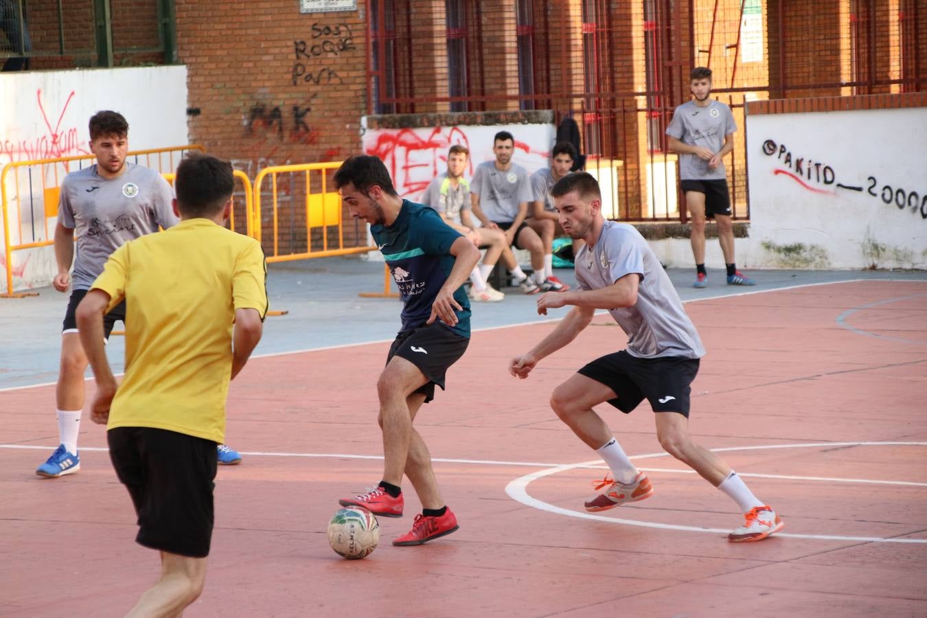 El popular barrio de San Roque celebró, ayer, las semifinales y finales del primer torneo de fútbol sala 'Memorial Francisco Cardenal. El Mangui', organizado por la Asociación de vecinos de San Roque y la colaboración del Ayuntamiento del municipio, 'Los Pasotas' y la Asociación Deportiva Templaria.El citado torneo, según indica desde la Asociación de vecinos de San Roque, nace como homenaje a «El Mangui», «una persona muy implicada en el mundo del fútbol sala en Jerez y, además, vecino de San Roque». El equipo 'Hijos de Platanito' fue el vencedor de la clasificación absoluta. 