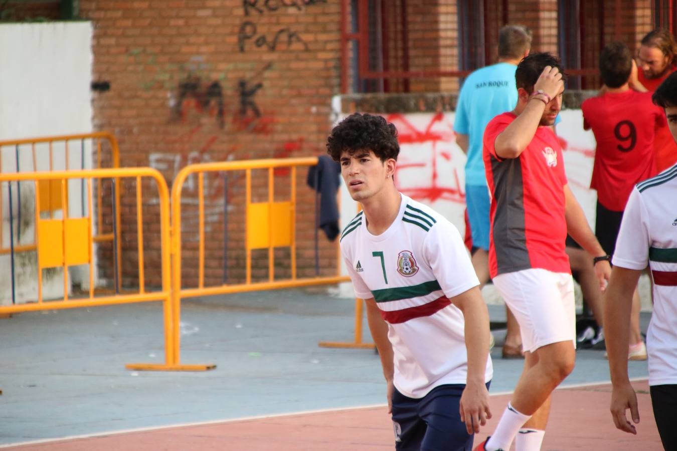 El popular barrio de San Roque celebró, ayer, las semifinales y finales del primer torneo de fútbol sala 'Memorial Francisco Cardenal. El Mangui', organizado por la Asociación de vecinos de San Roque y la colaboración del Ayuntamiento del municipio, 'Los Pasotas' y la Asociación Deportiva Templaria.El citado torneo, según indica desde la Asociación de vecinos de San Roque, nace como homenaje a «El Mangui», «una persona muy implicada en el mundo del fútbol sala en Jerez y, además, vecino de San Roque». El equipo 'Hijos de Platanito' fue el vencedor de la clasificación absoluta. 