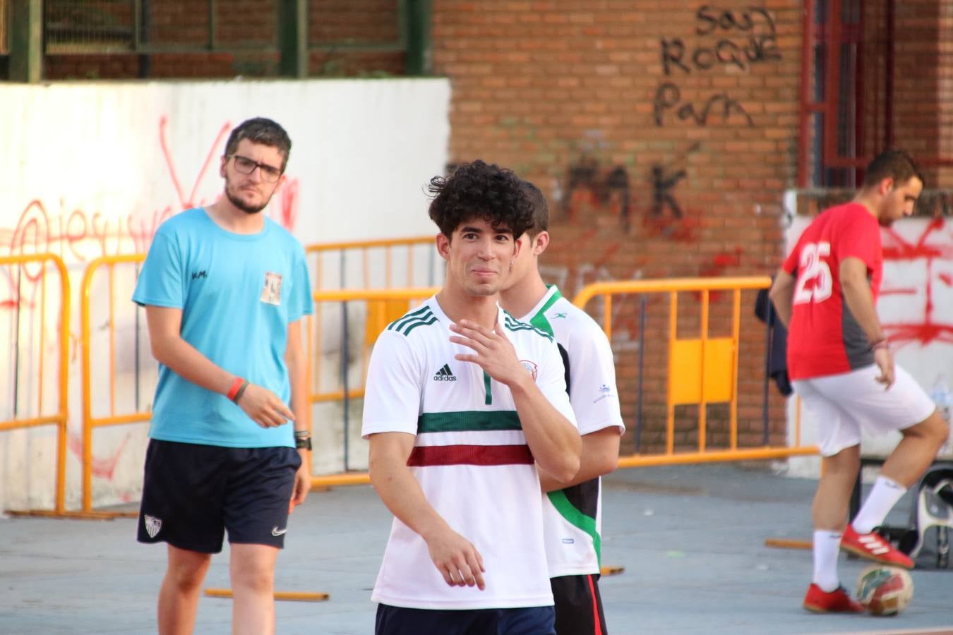 El popular barrio de San Roque celebró, ayer, las semifinales y finales del primer torneo de fútbol sala 'Memorial Francisco Cardenal. El Mangui', organizado por la Asociación de vecinos de San Roque y la colaboración del Ayuntamiento del municipio, 'Los Pasotas' y la Asociación Deportiva Templaria.El citado torneo, según indica desde la Asociación de vecinos de San Roque, nace como homenaje a «El Mangui», «una persona muy implicada en el mundo del fútbol sala en Jerez y, además, vecino de San Roque». El equipo 'Hijos de Platanito' fue el vencedor de la clasificación absoluta. 