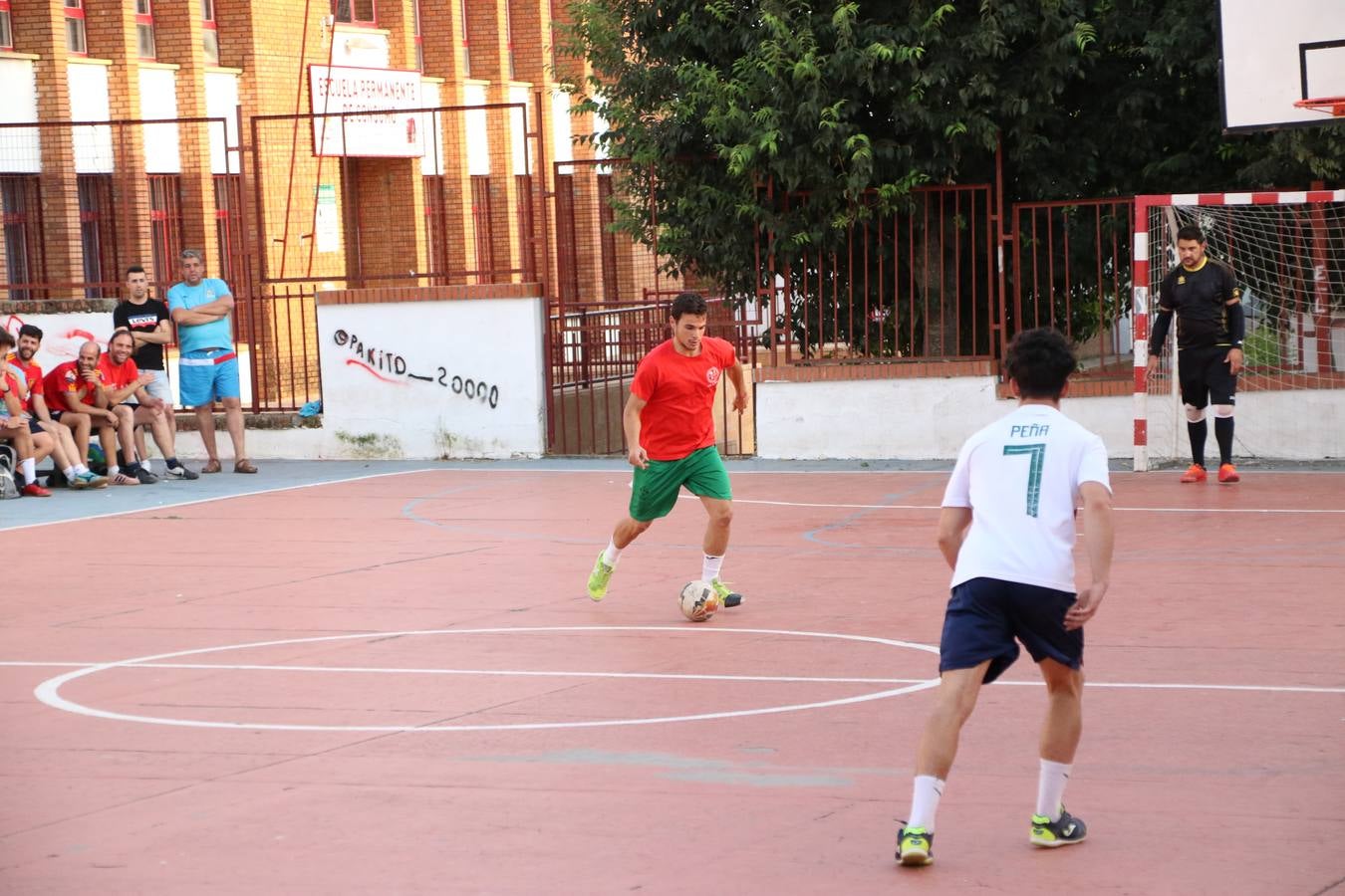 El popular barrio de San Roque celebró, ayer, las semifinales y finales del primer torneo de fútbol sala 'Memorial Francisco Cardenal. El Mangui', organizado por la Asociación de vecinos de San Roque y la colaboración del Ayuntamiento del municipio, 'Los Pasotas' y la Asociación Deportiva Templaria.El citado torneo, según indica desde la Asociación de vecinos de San Roque, nace como homenaje a «El Mangui», «una persona muy implicada en el mundo del fútbol sala en Jerez y, además, vecino de San Roque». El equipo 'Hijos de Platanito' fue el vencedor de la clasificación absoluta. 