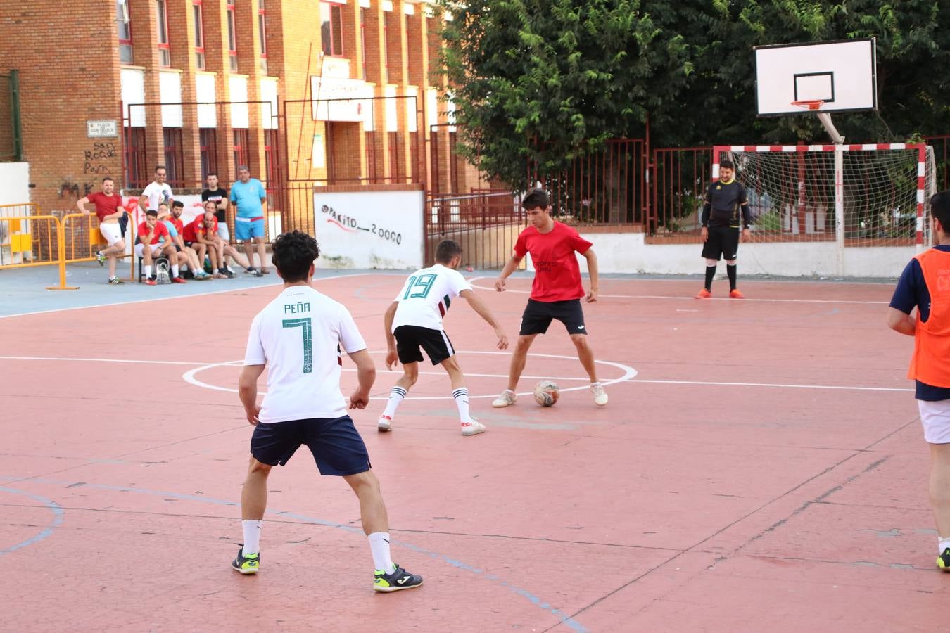 El popular barrio de San Roque celebró, ayer, las semifinales y finales del primer torneo de fútbol sala 'Memorial Francisco Cardenal. El Mangui', organizado por la Asociación de vecinos de San Roque y la colaboración del Ayuntamiento del municipio, 'Los Pasotas' y la Asociación Deportiva Templaria.El citado torneo, según indica desde la Asociación de vecinos de San Roque, nace como homenaje a «El Mangui», «una persona muy implicada en el mundo del fútbol sala en Jerez y, además, vecino de San Roque». El equipo 'Hijos de Platanito' fue el vencedor de la clasificación absoluta. 